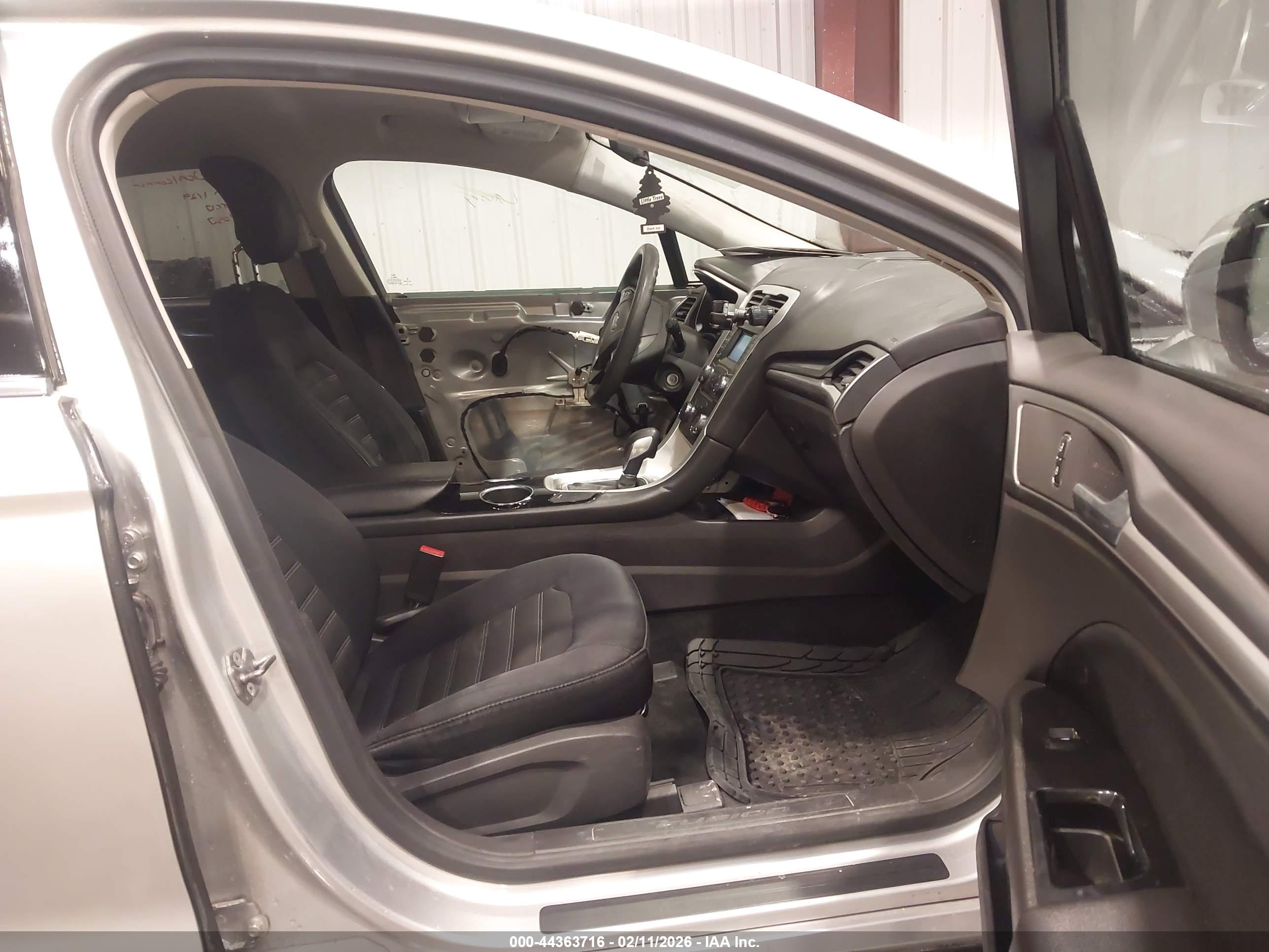 FORD FUSION image 5