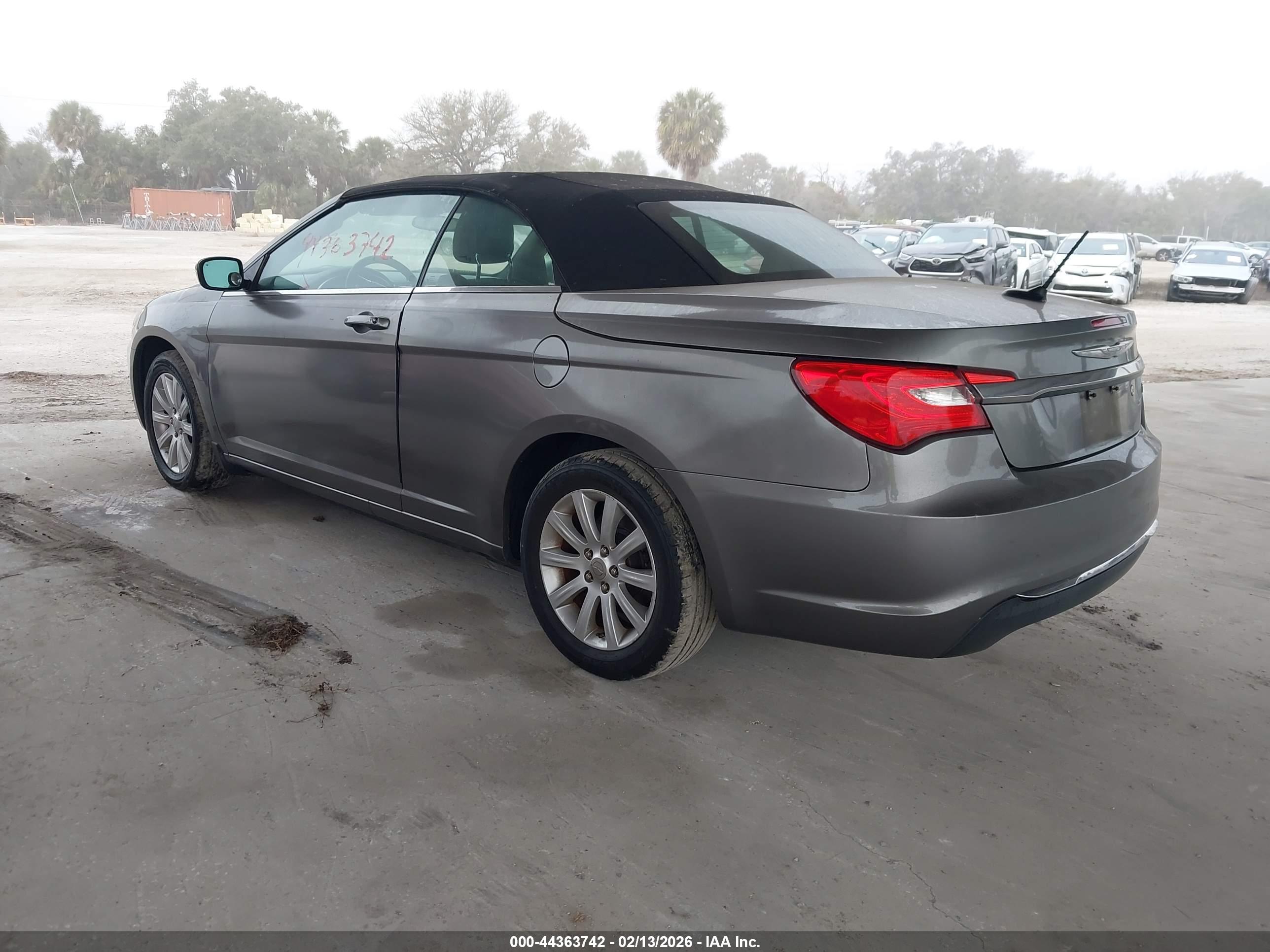CHRYSLER 200 image 3