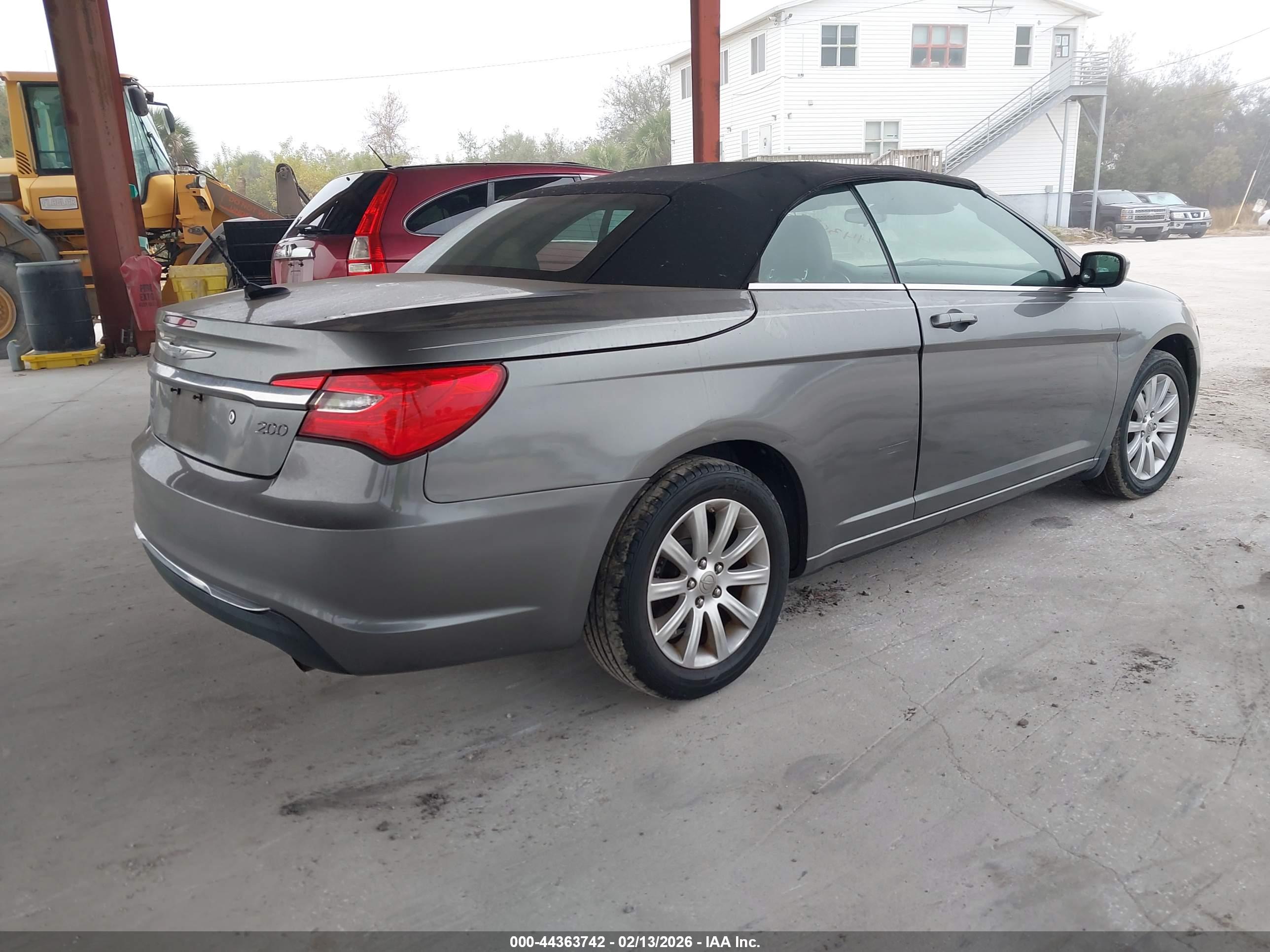CHRYSLER 200 image 4