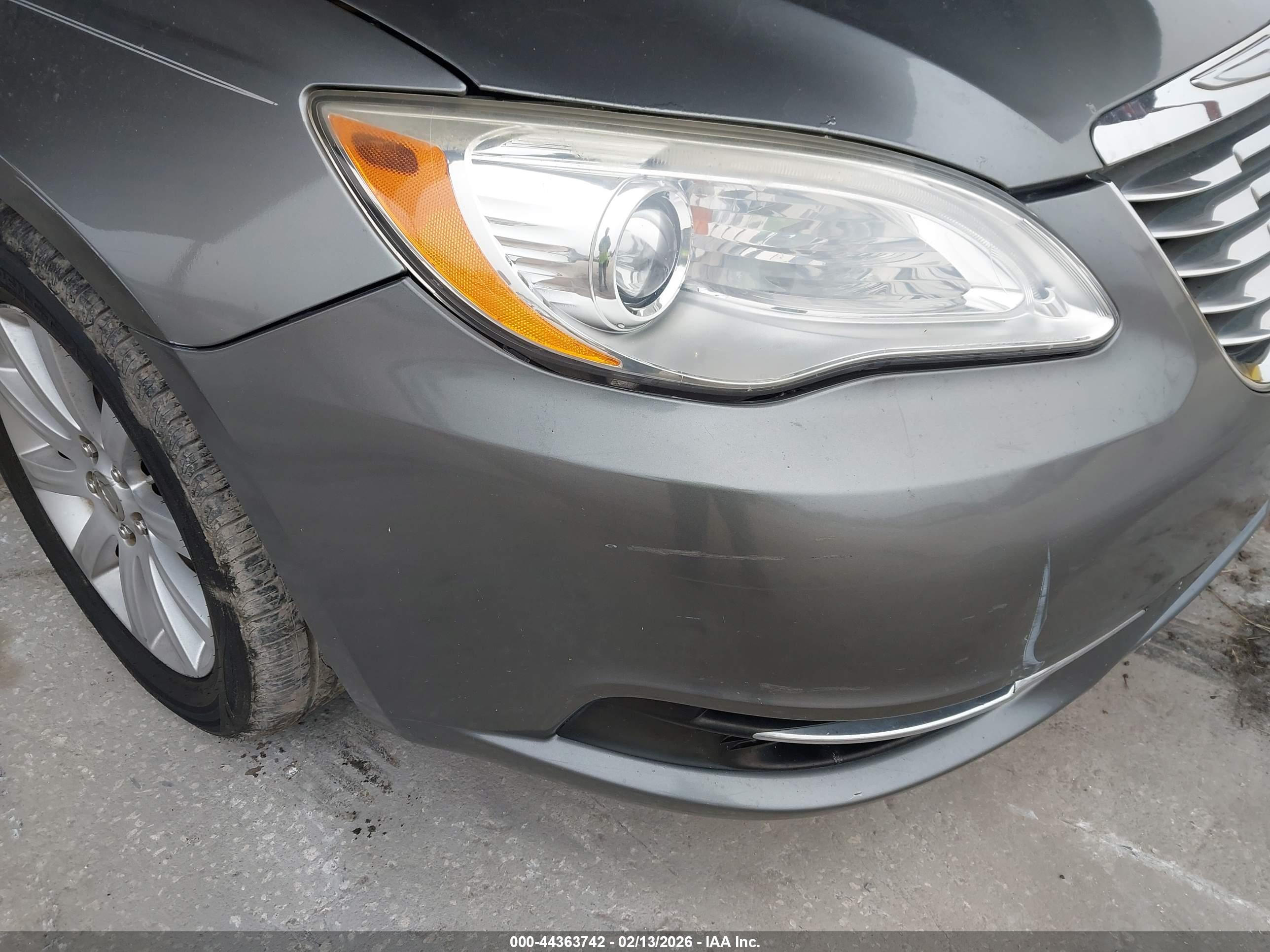 CHRYSLER 200 image 6