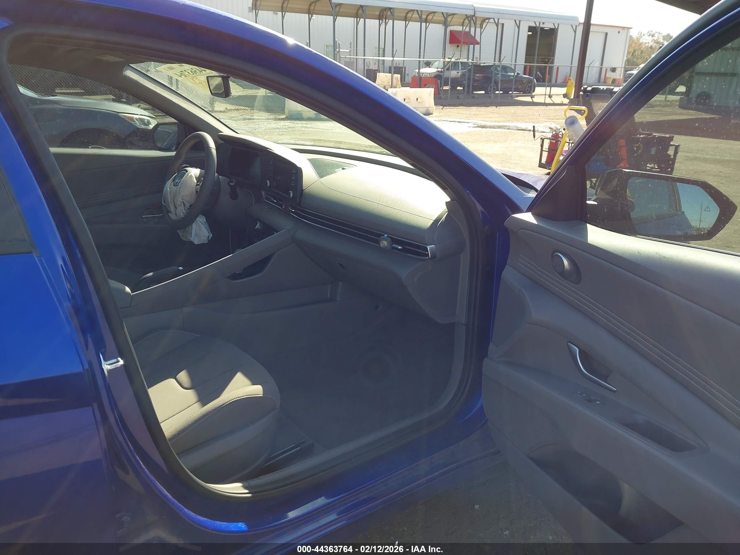 HYUNDAI ELANTRA image 5