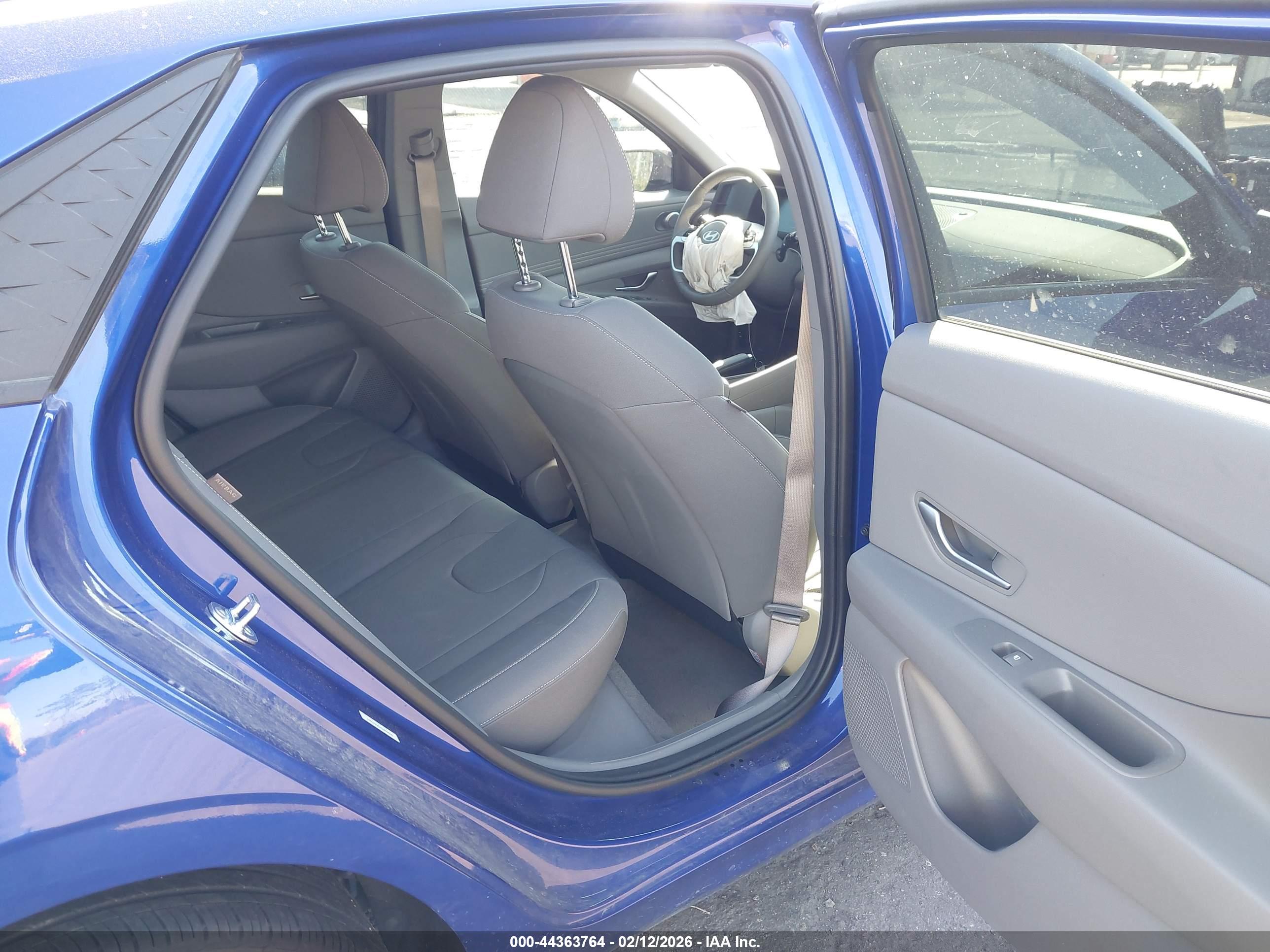 HYUNDAI ELANTRA image 8
