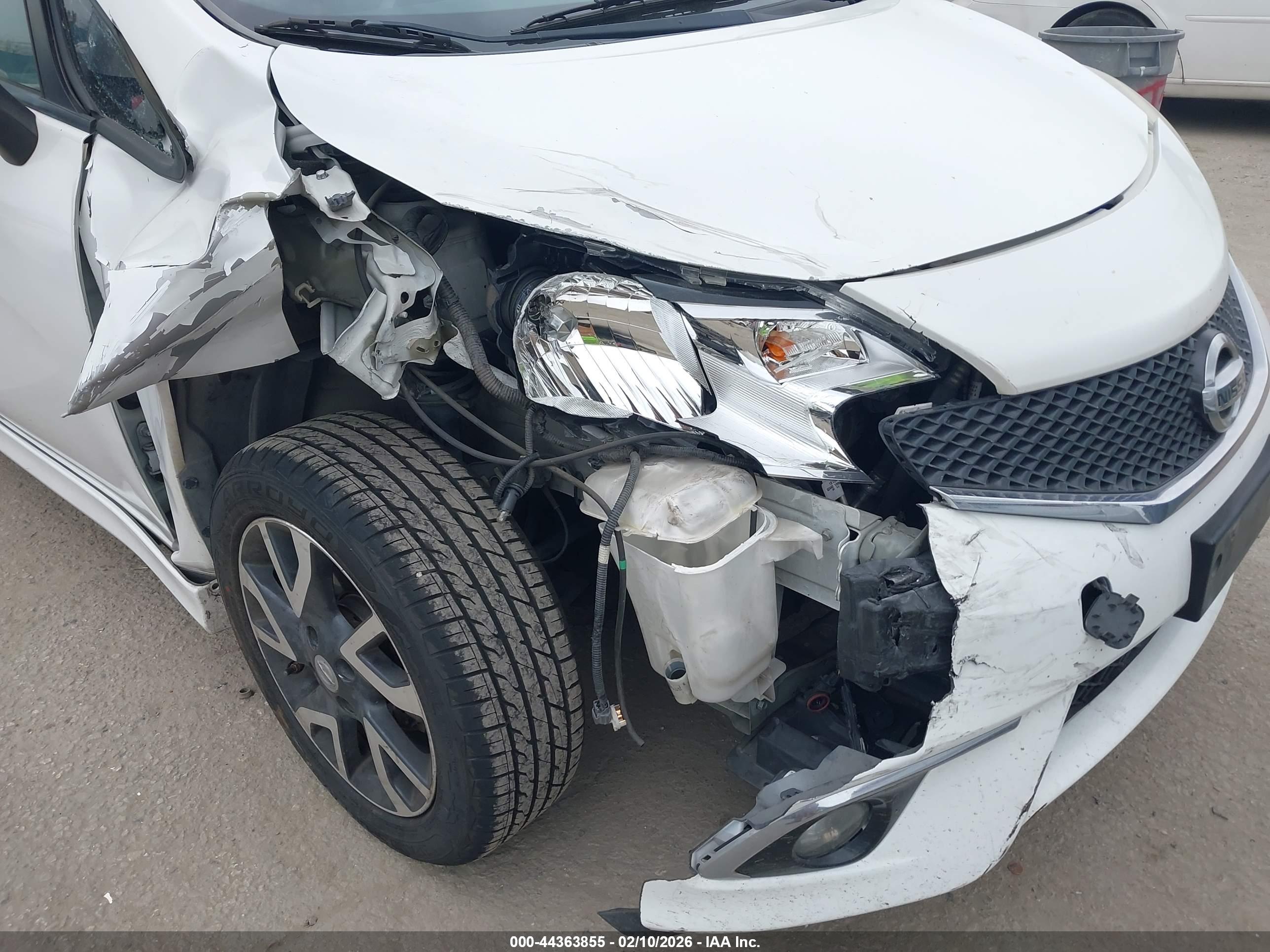 NISSAN VERSA image 6
