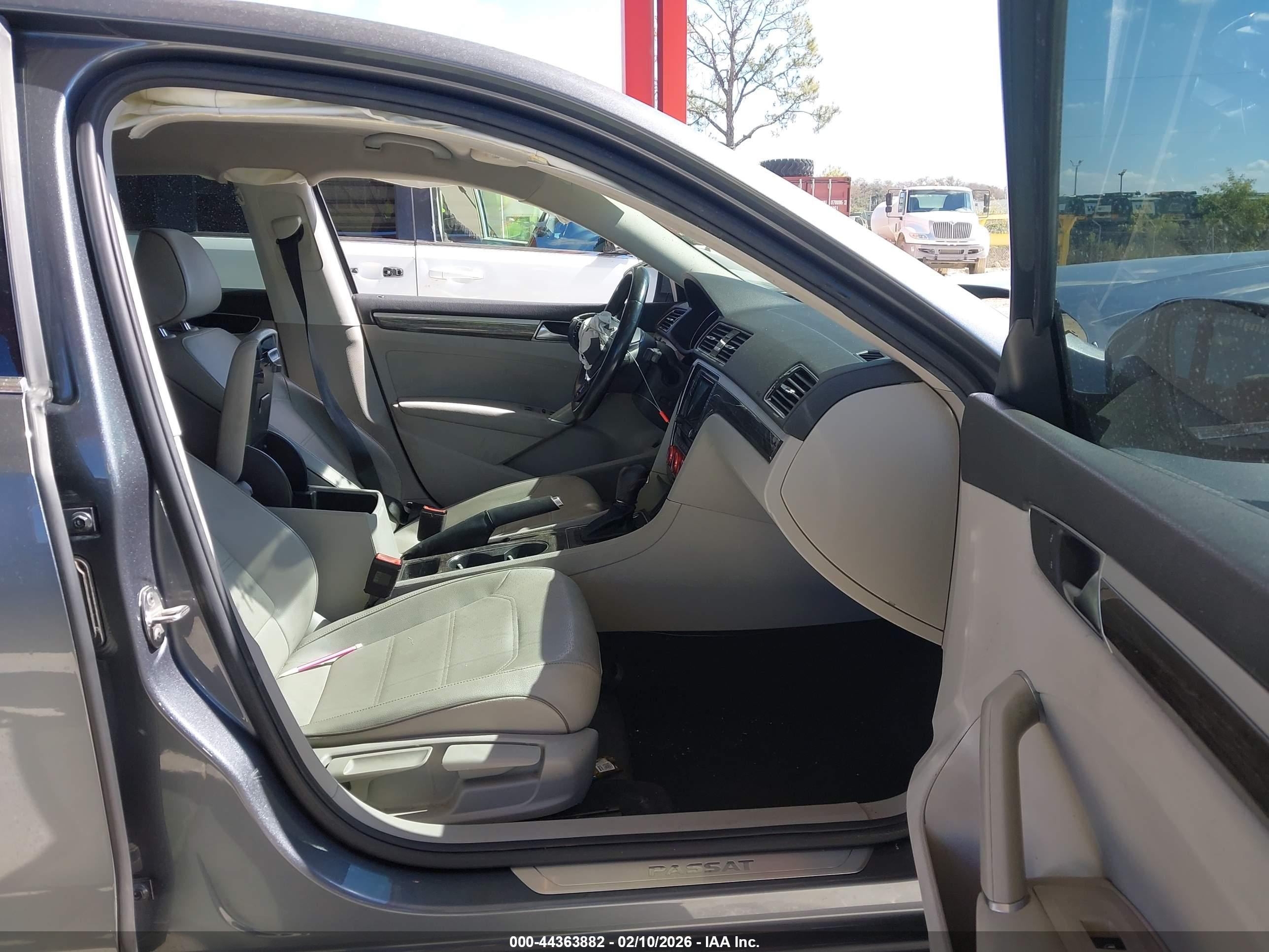 VOLKSWAGEN PASSAT image 5