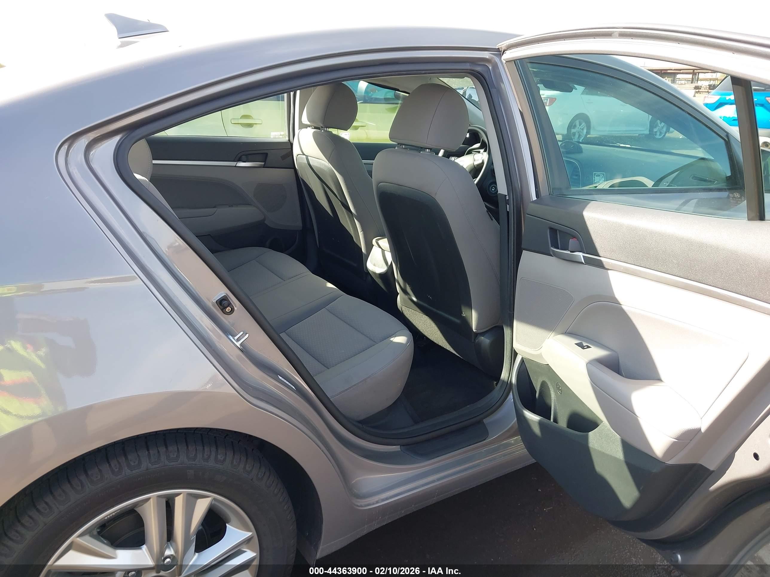 HYUNDAI ELANTRA image 8