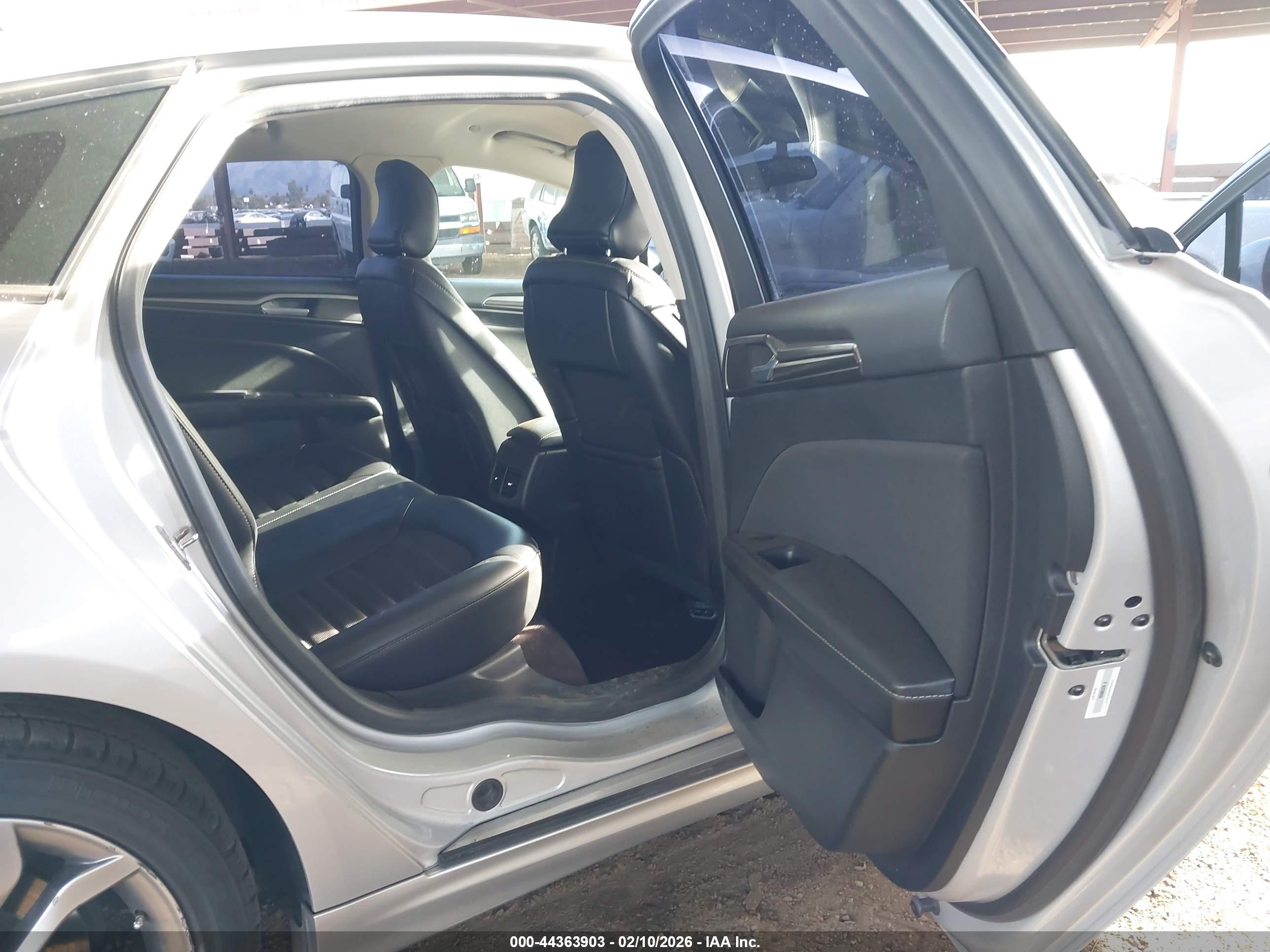 FORD FUSION image 8