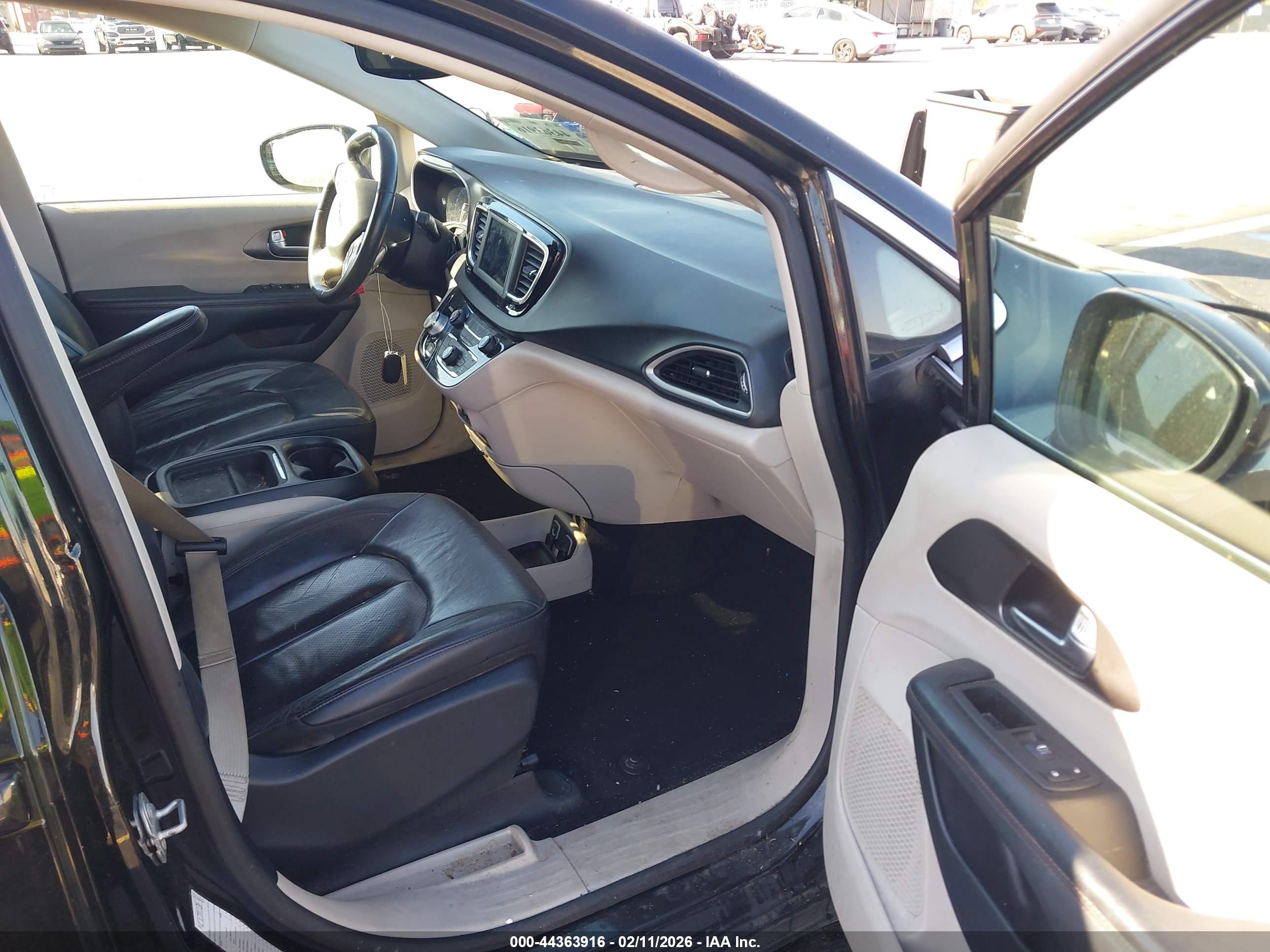 CHRYSLER PACIFICA image 5