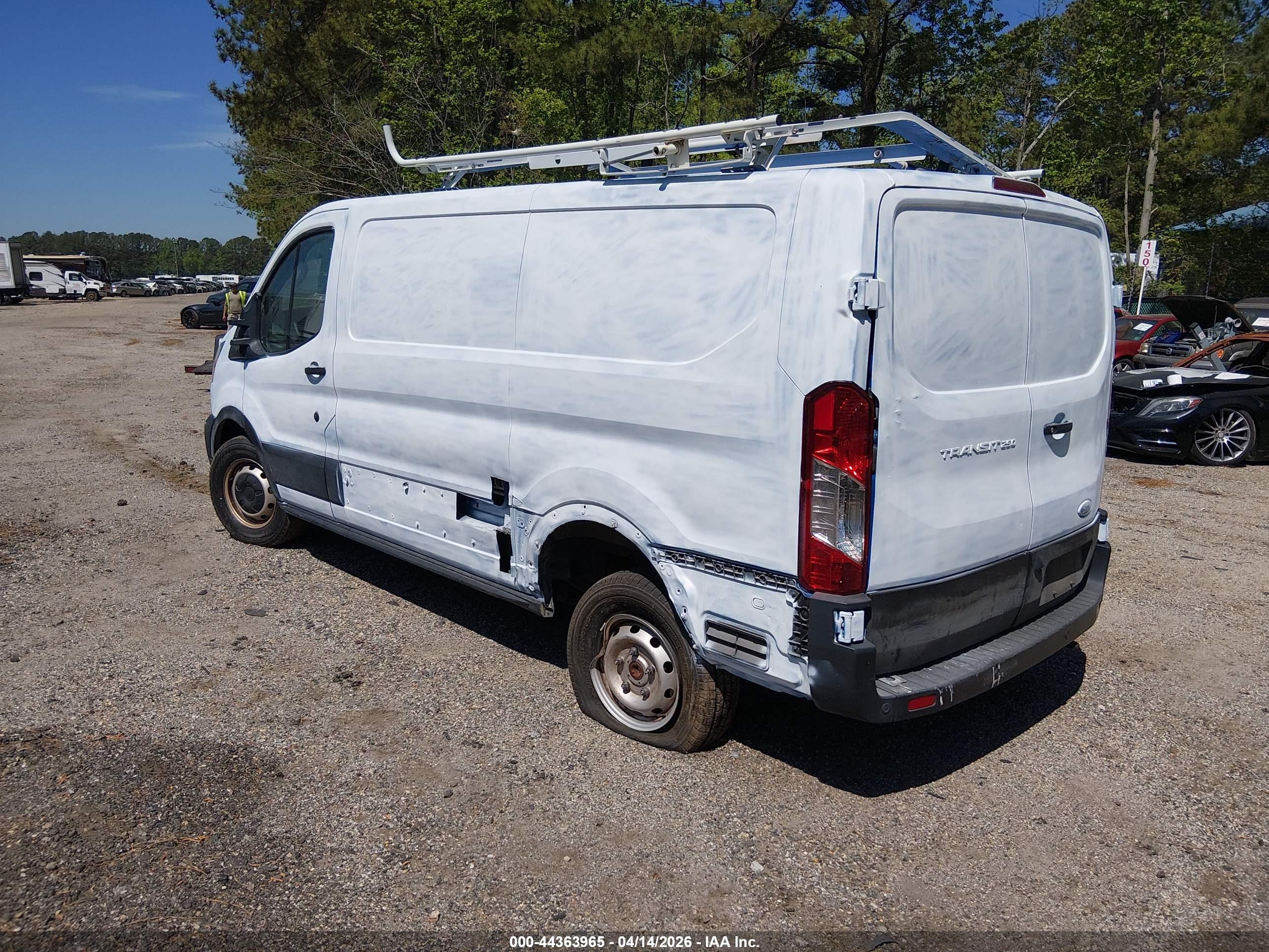 FORD TRANSIT-250 image 3