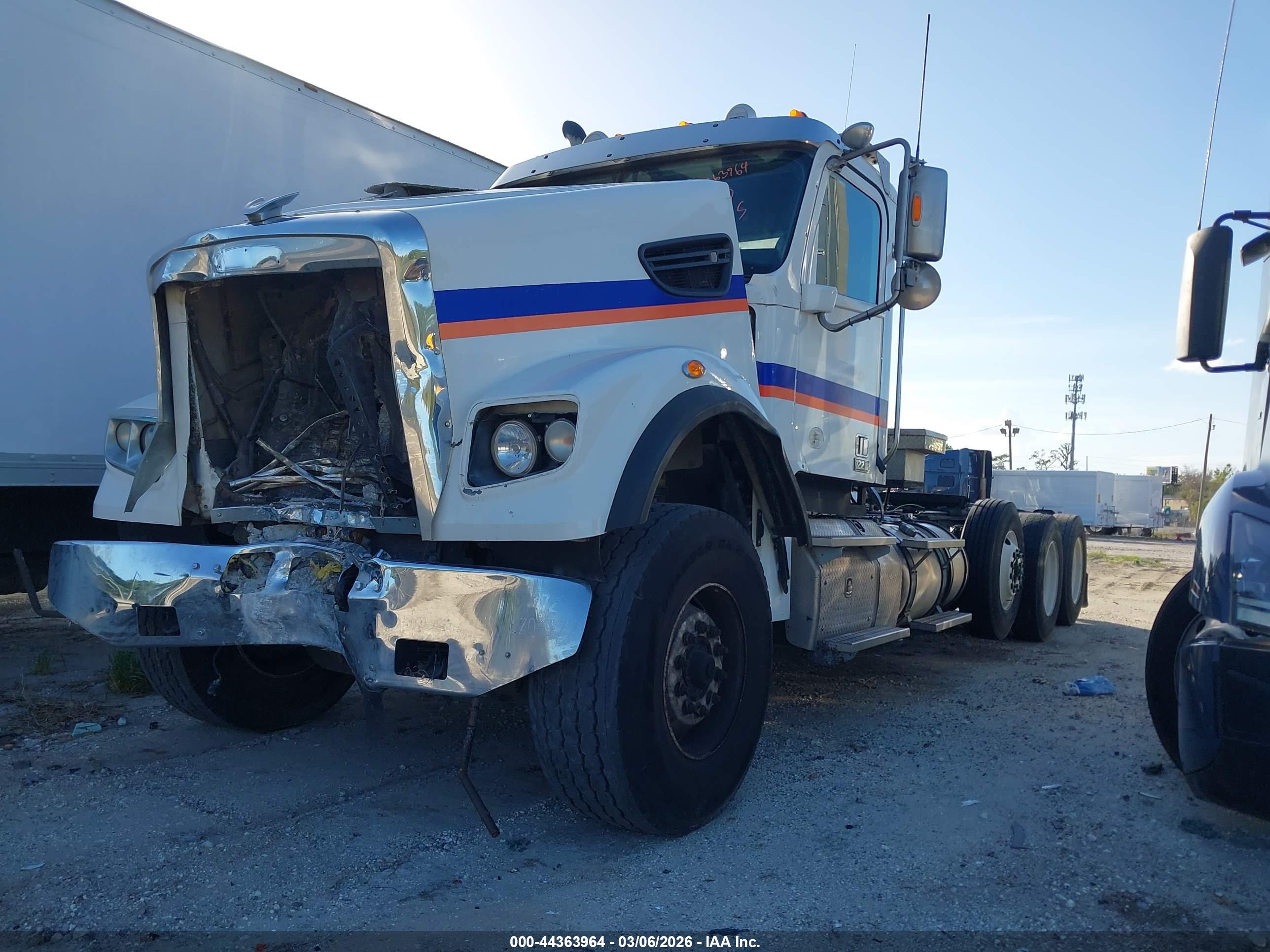 FREIGHTLINER SD122 image 2