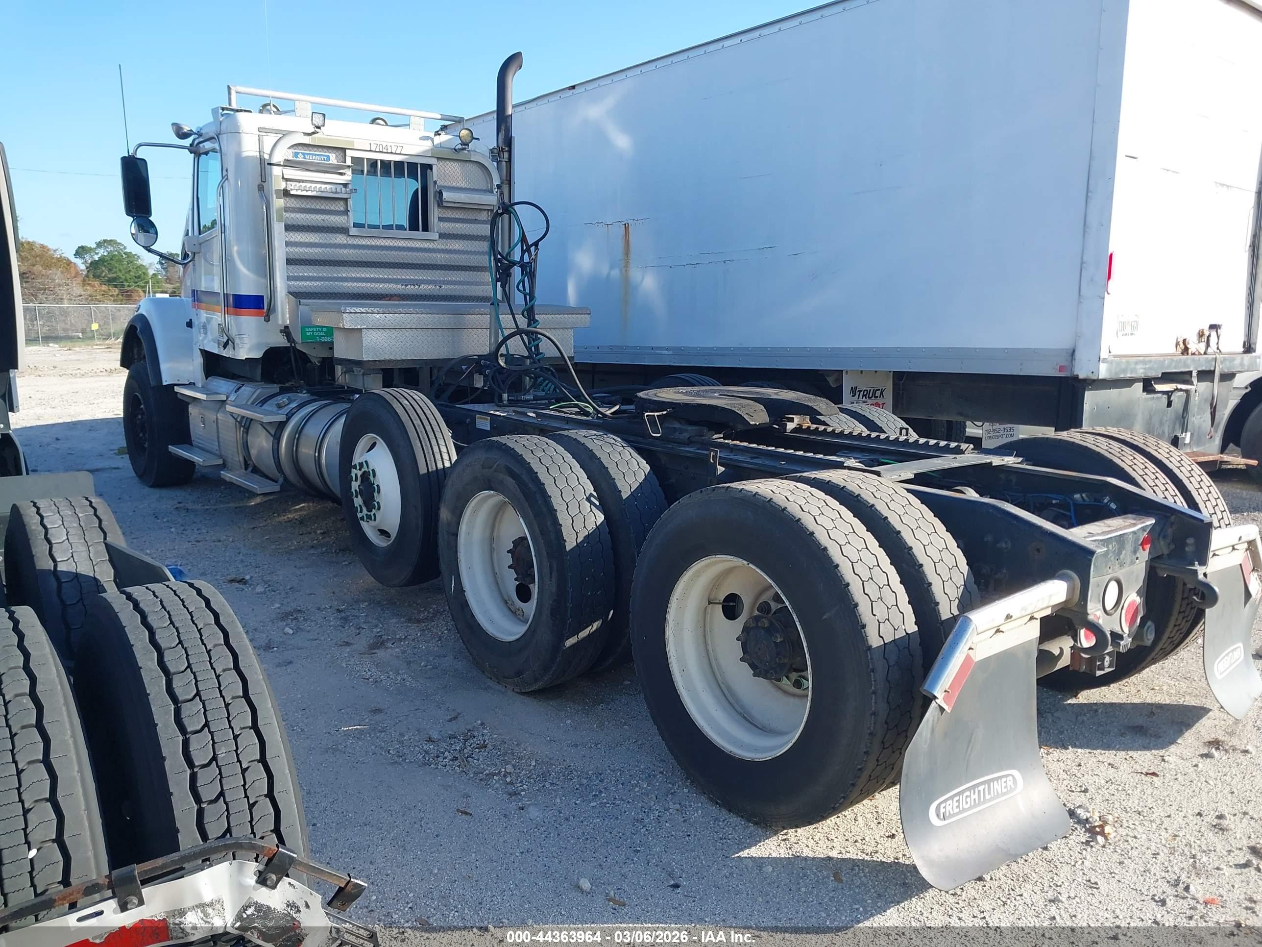 FREIGHTLINER SD122 image 3