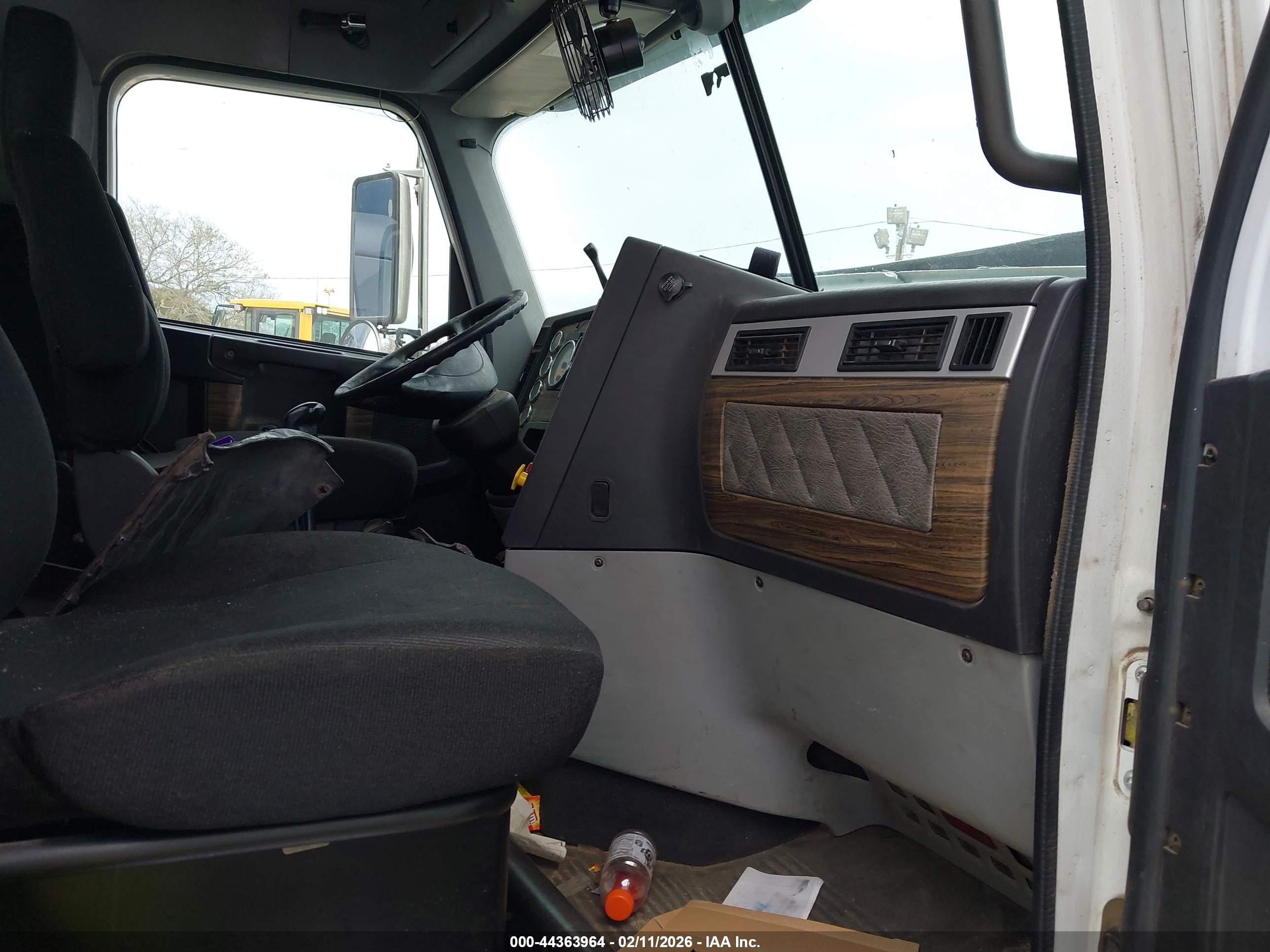 FREIGHTLINER SD122 image 7