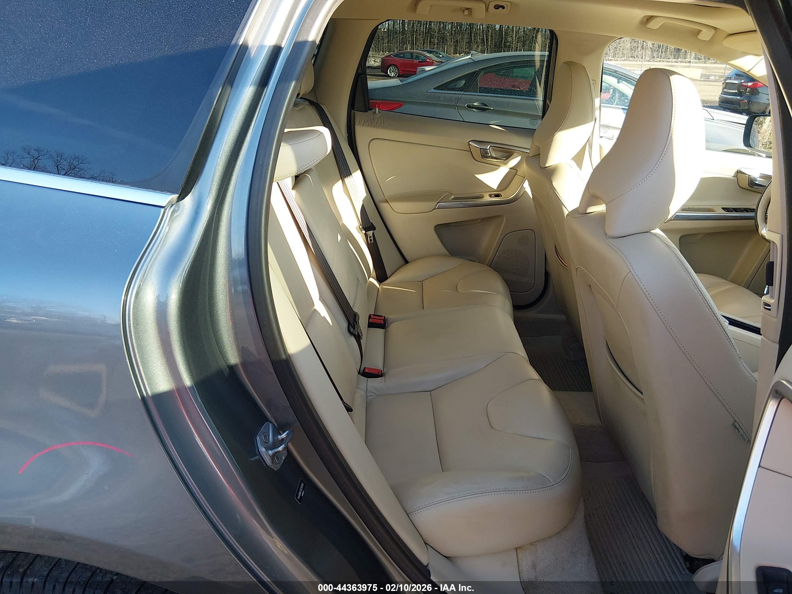 VOLVO XC60 image 8