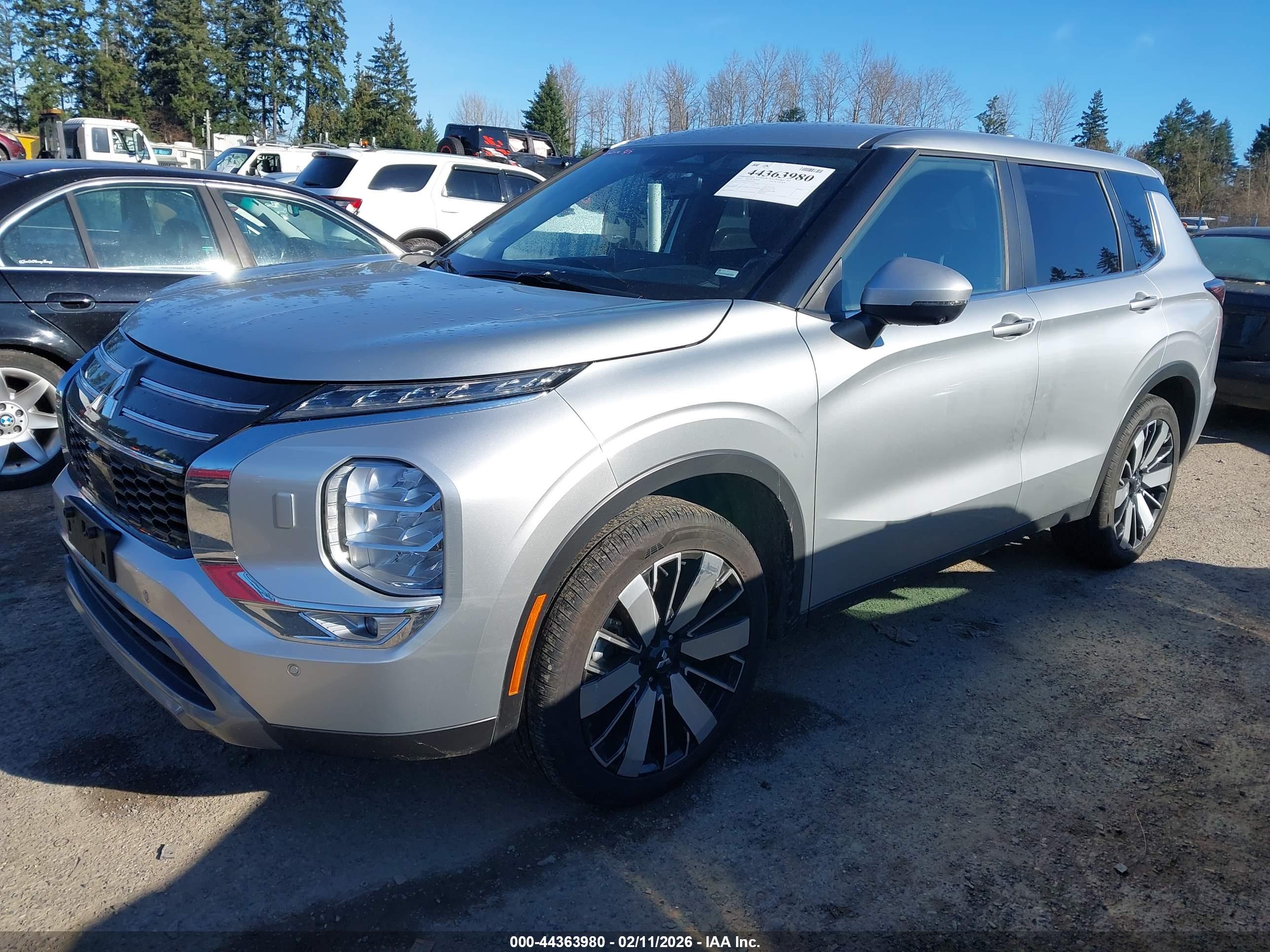 MITSUBISHI OUTLANDER image 2