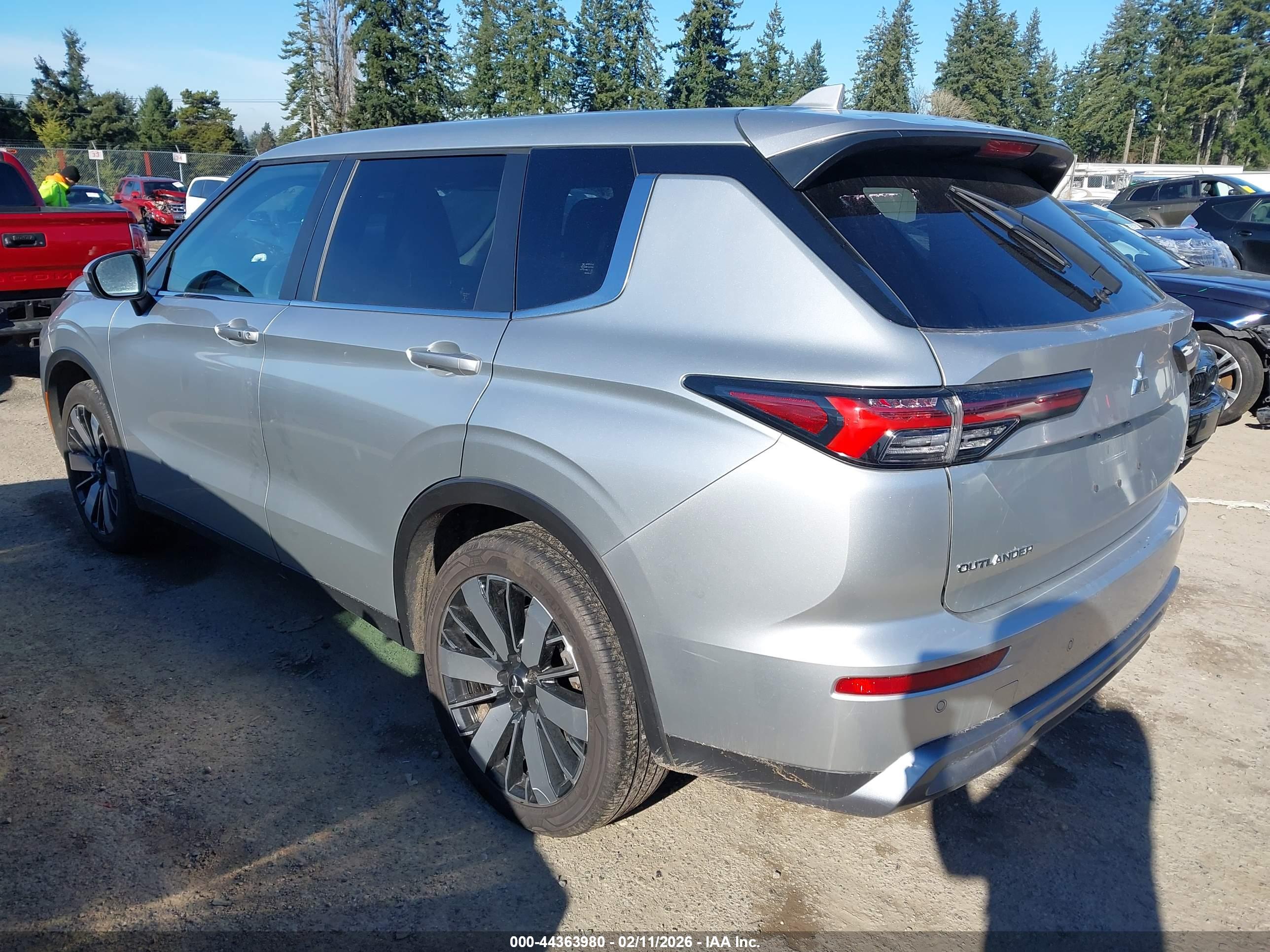 MITSUBISHI OUTLANDER image 3