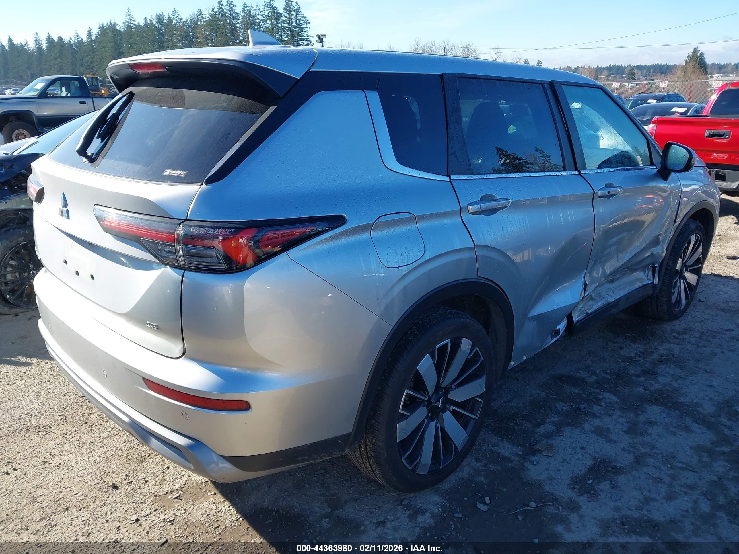 MITSUBISHI OUTLANDER image 4