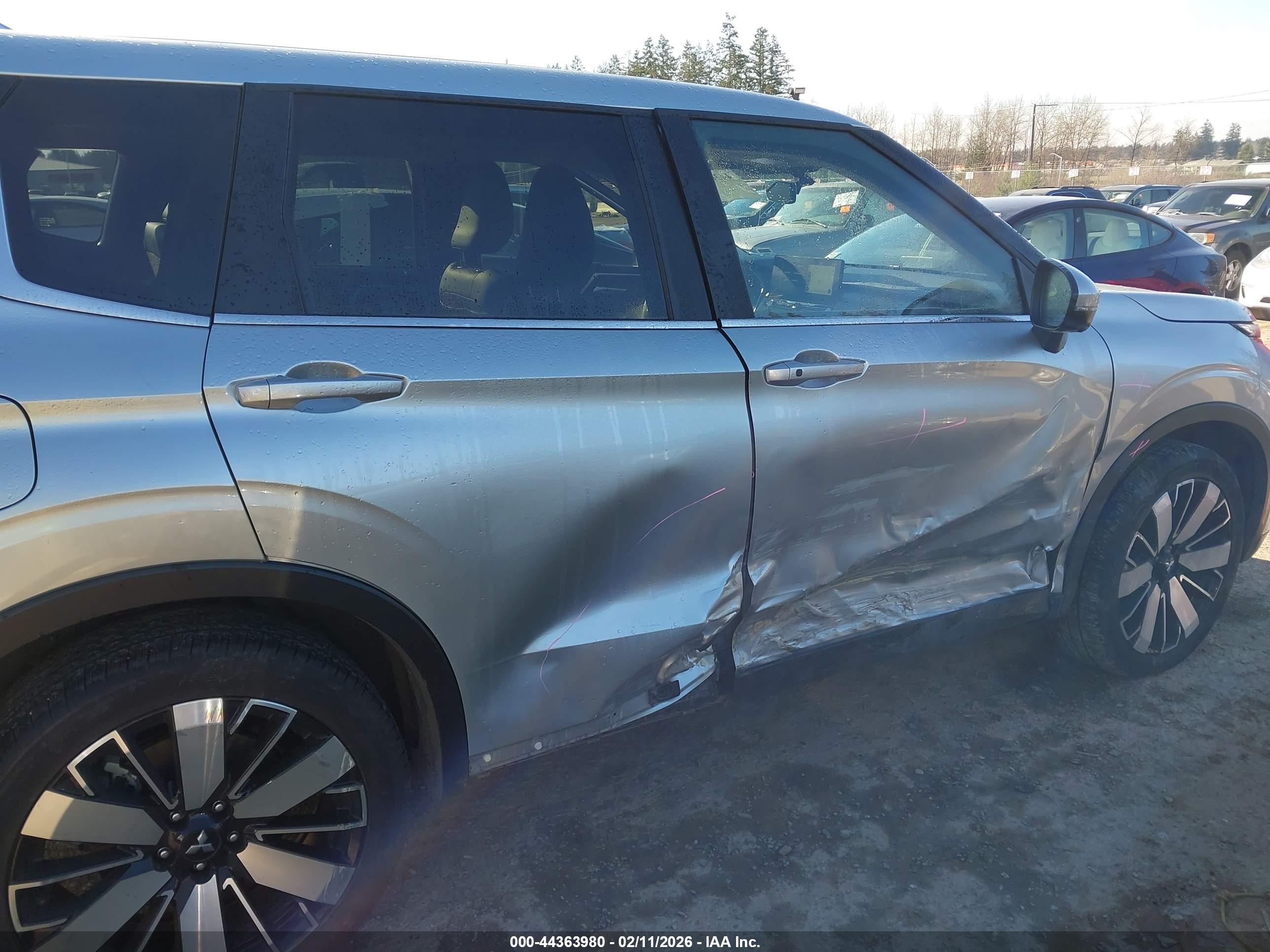 MITSUBISHI OUTLANDER image 6