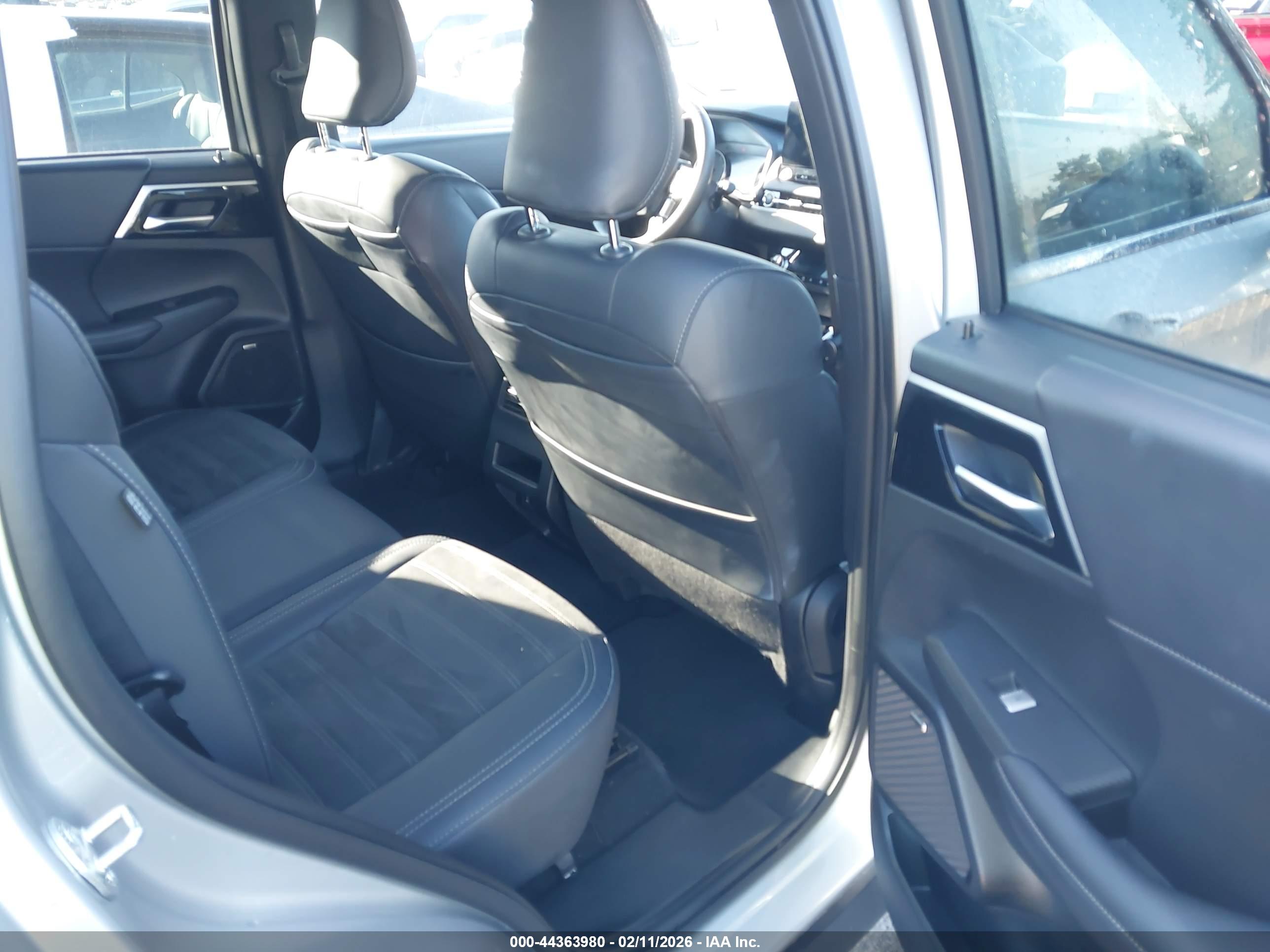 MITSUBISHI OUTLANDER image 8