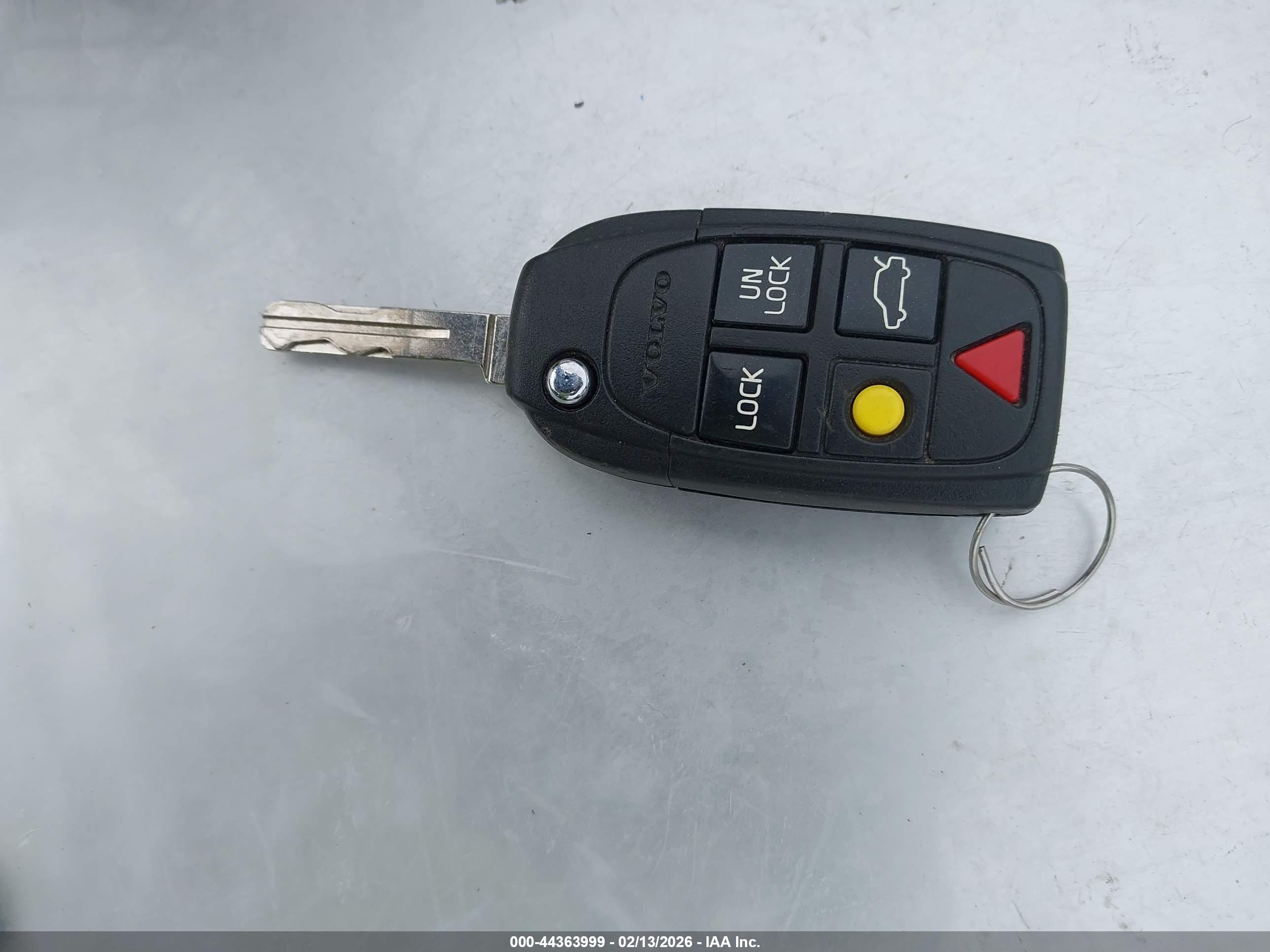 VOLVO XC70 image 11
