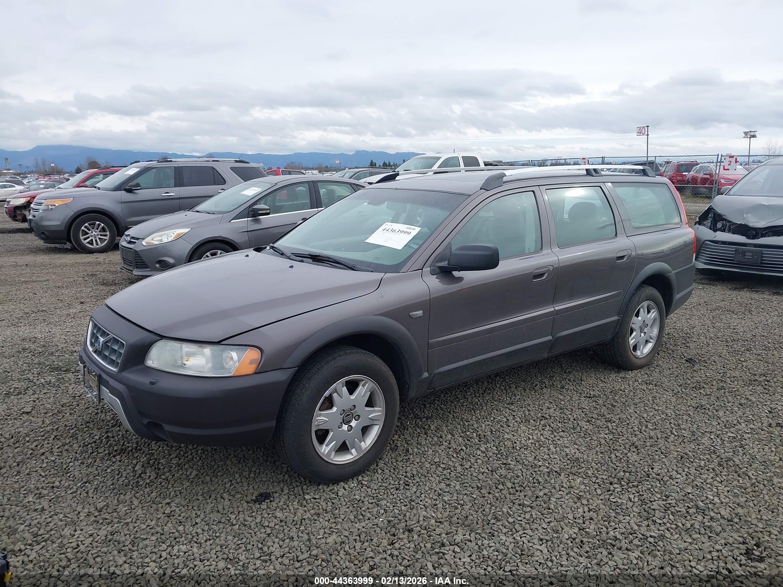 VOLVO XC70 image 2