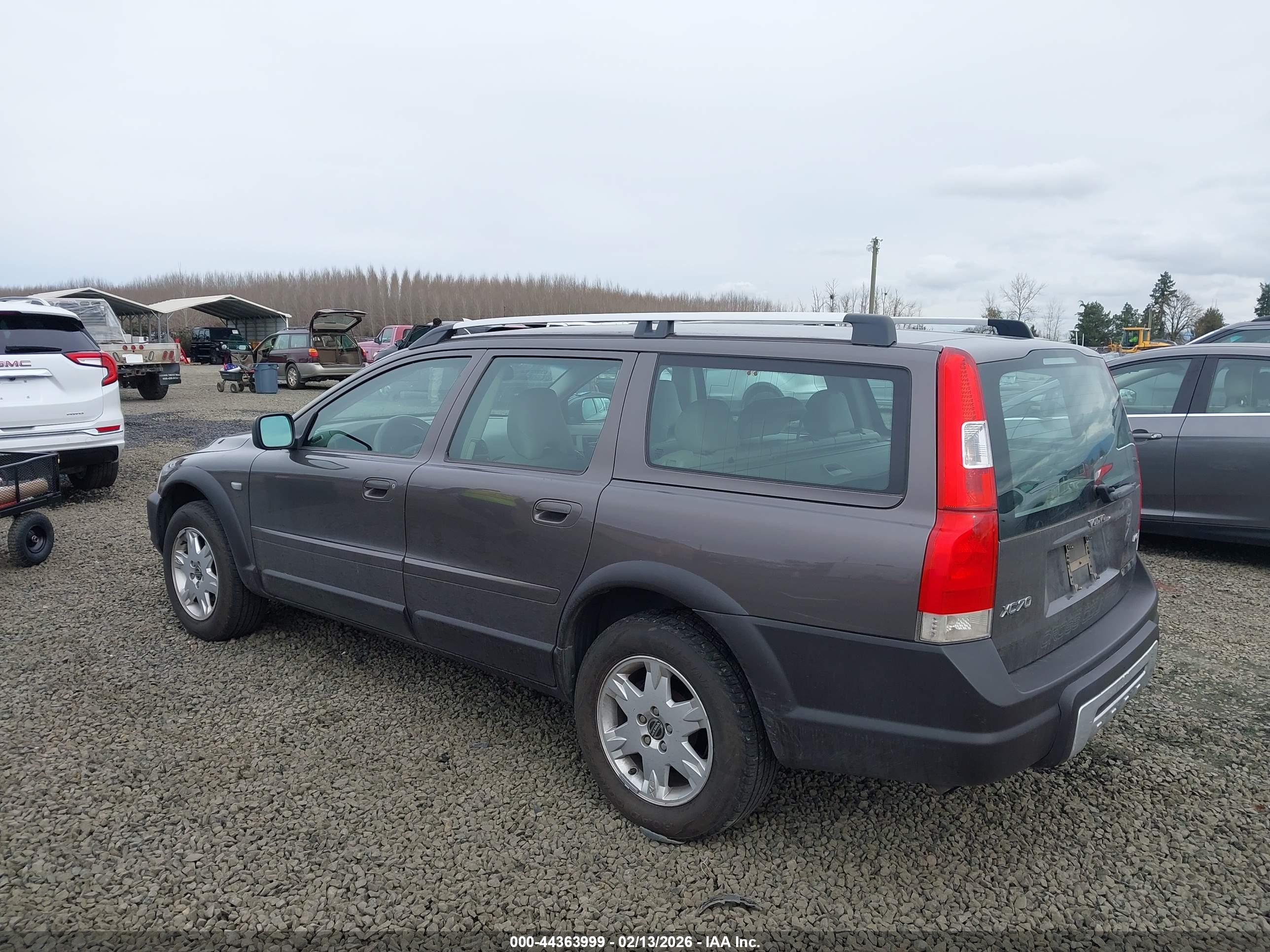 VOLVO XC70 image 3
