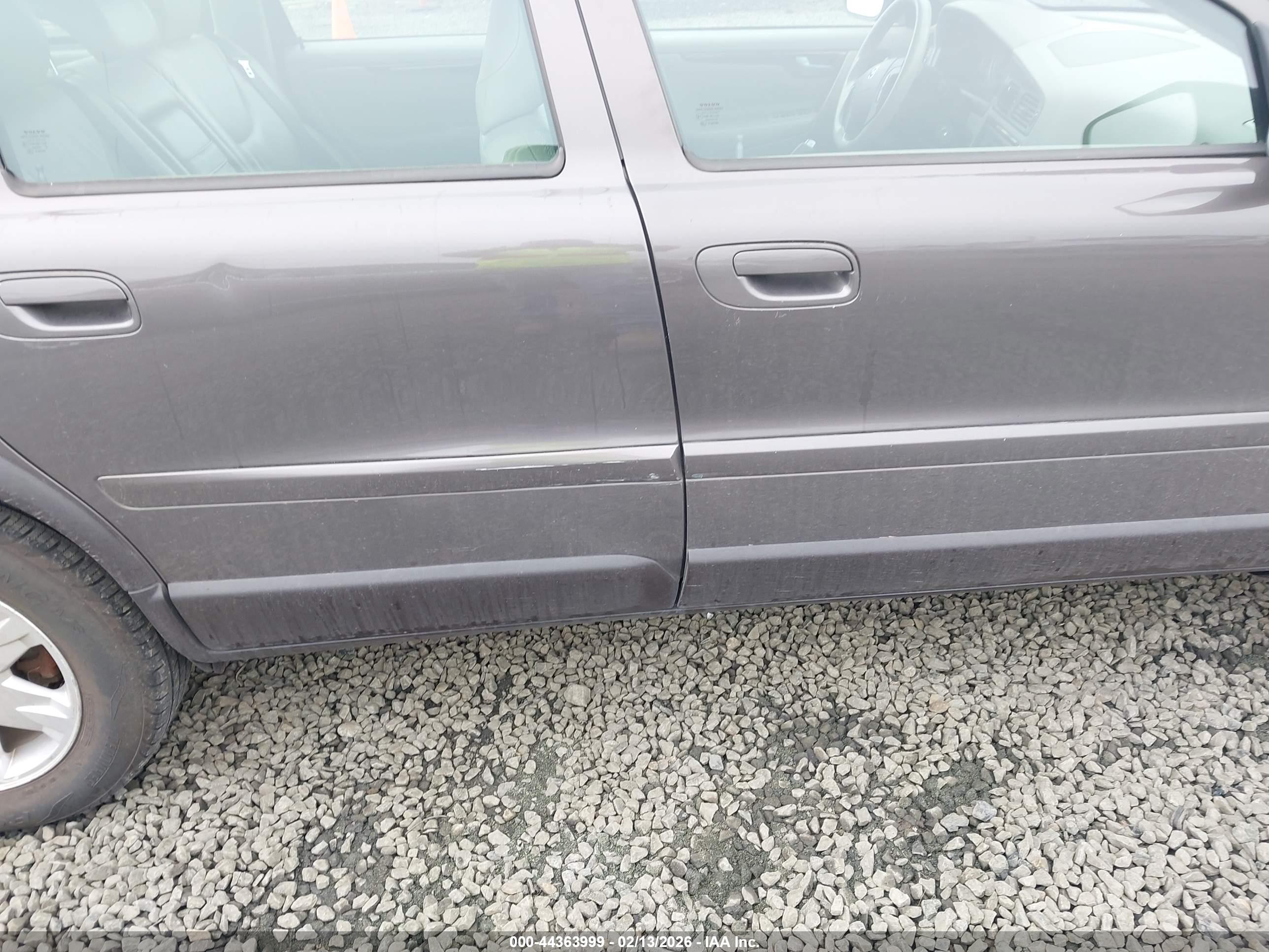 VOLVO XC70 image 6