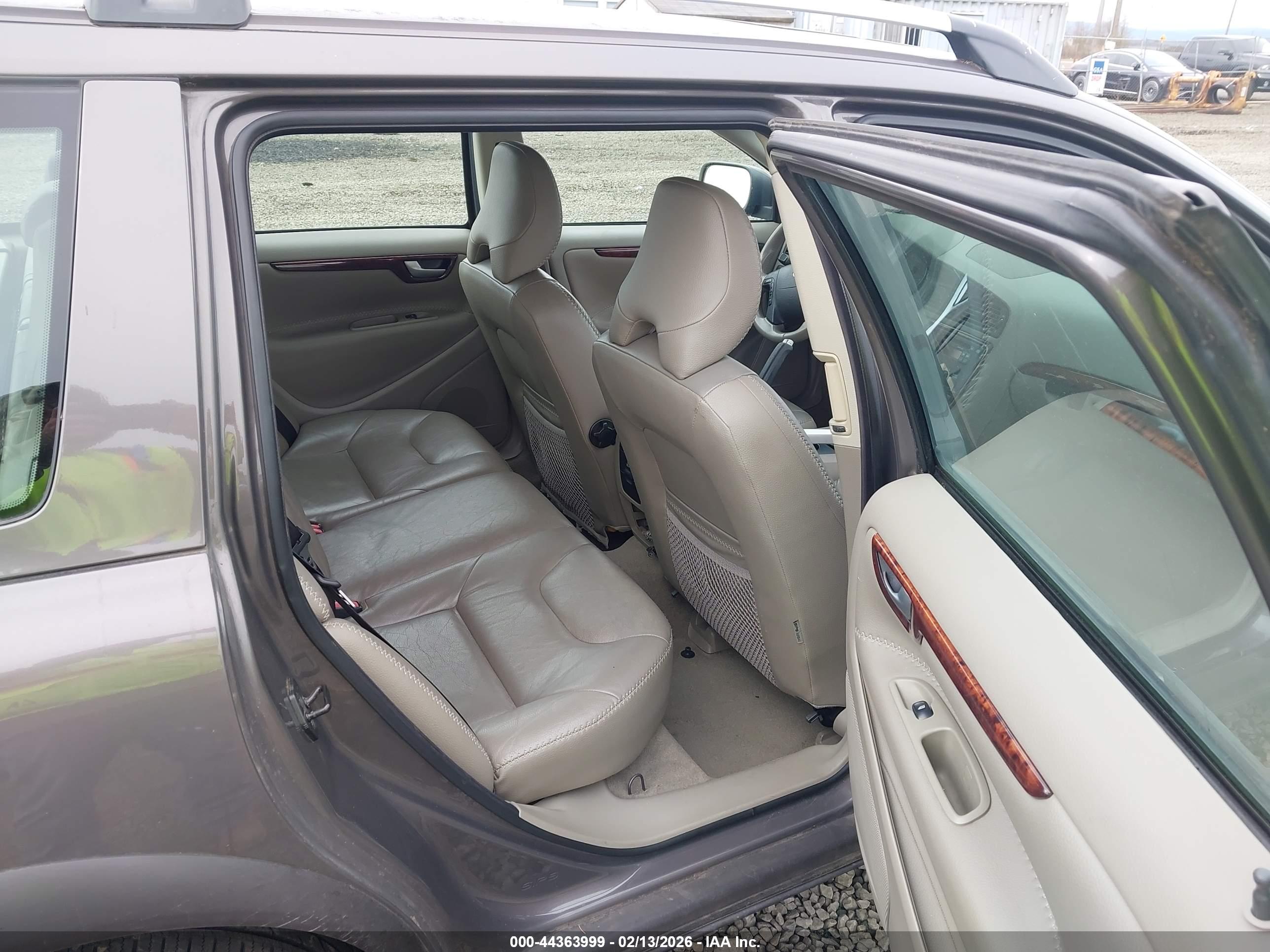 VOLVO XC70 image 8