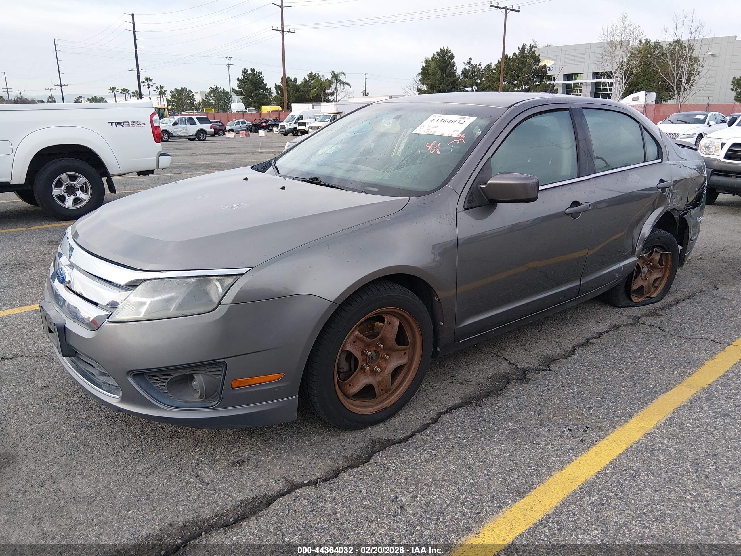 FORD FUSION image 2