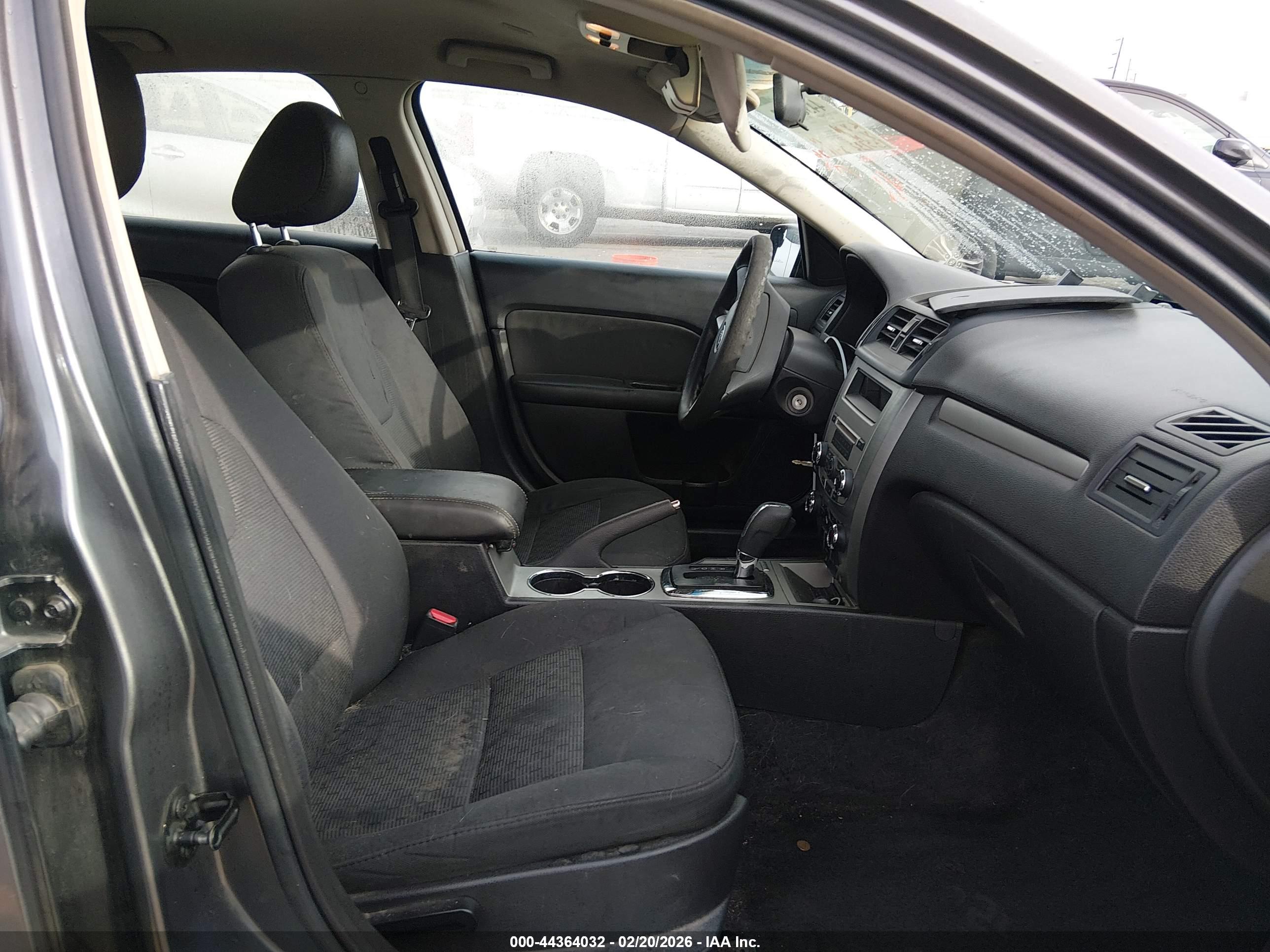 FORD FUSION image 5