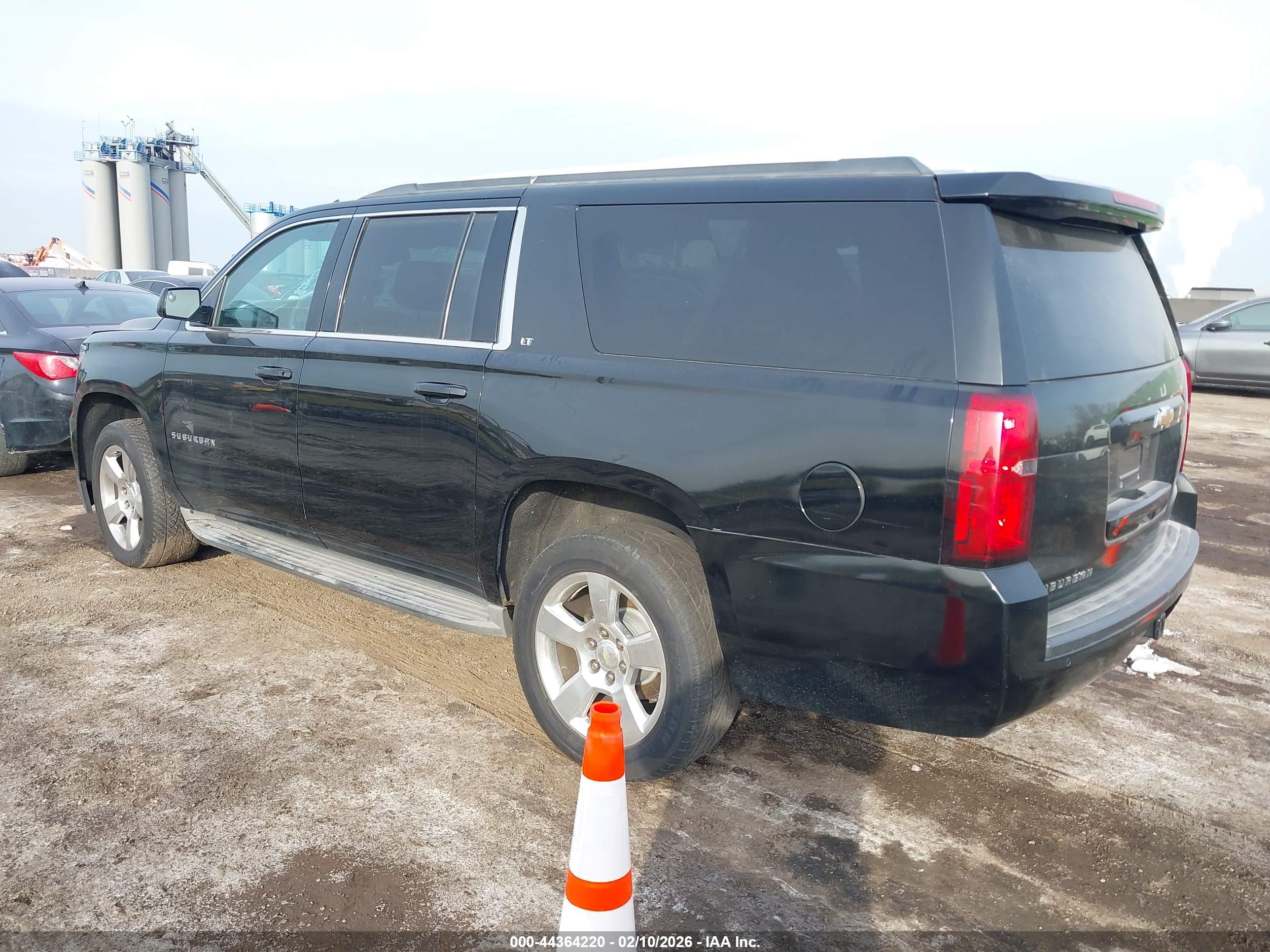 CHEVROLET SUBURBAN image 3