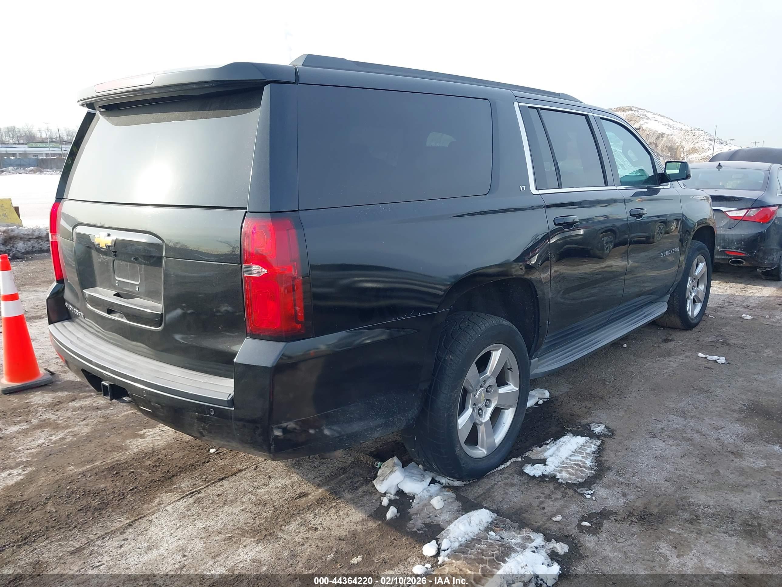 CHEVROLET SUBURBAN image 4