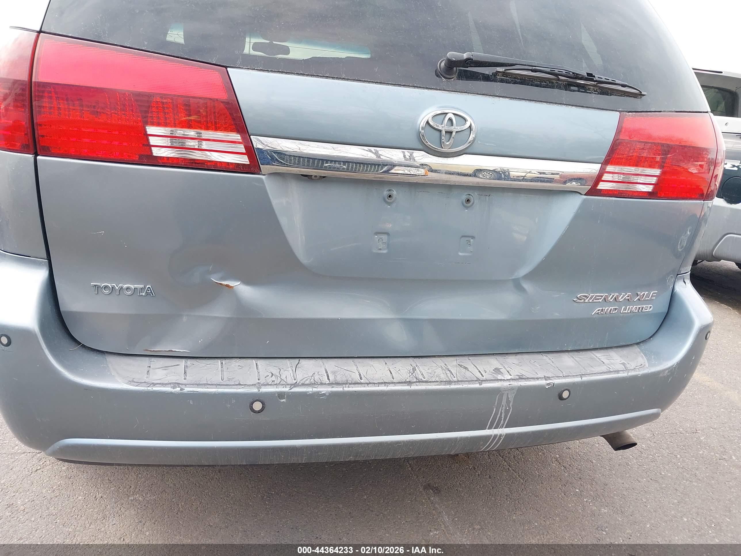 TOYOTA SIENNA image 6