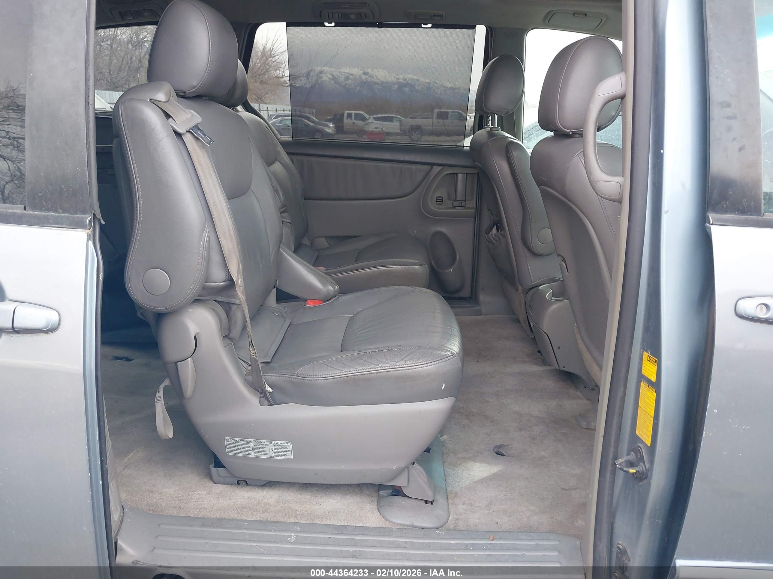 TOYOTA SIENNA image 8
