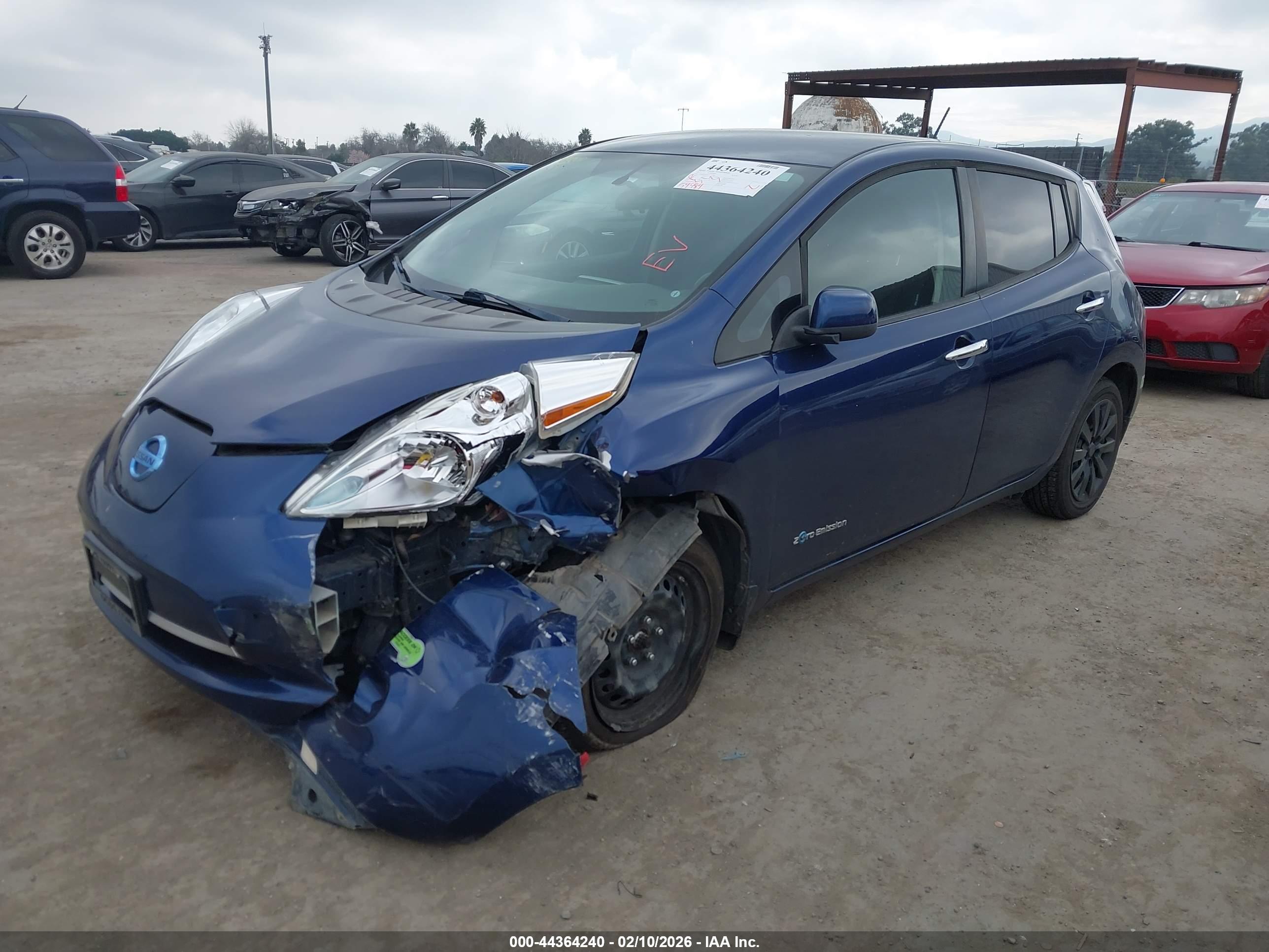 NISSAN LEAF image 2