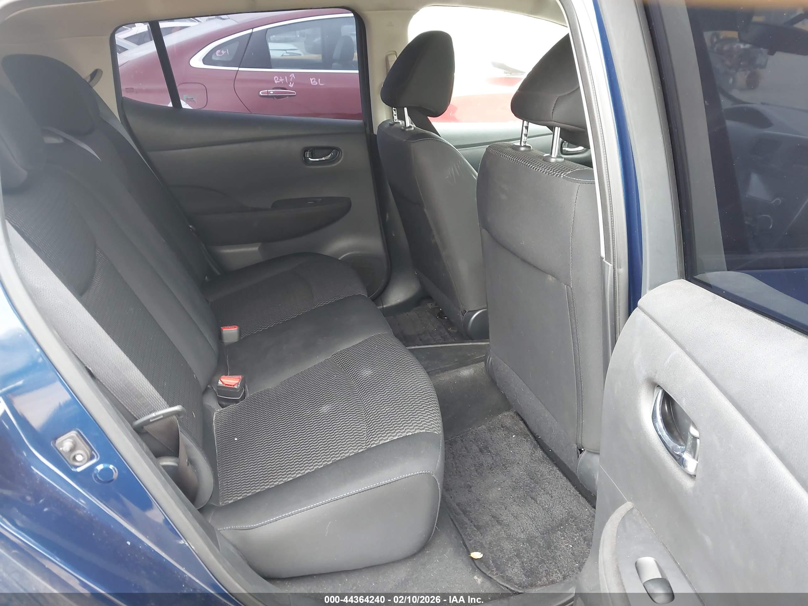 NISSAN LEAF image 8