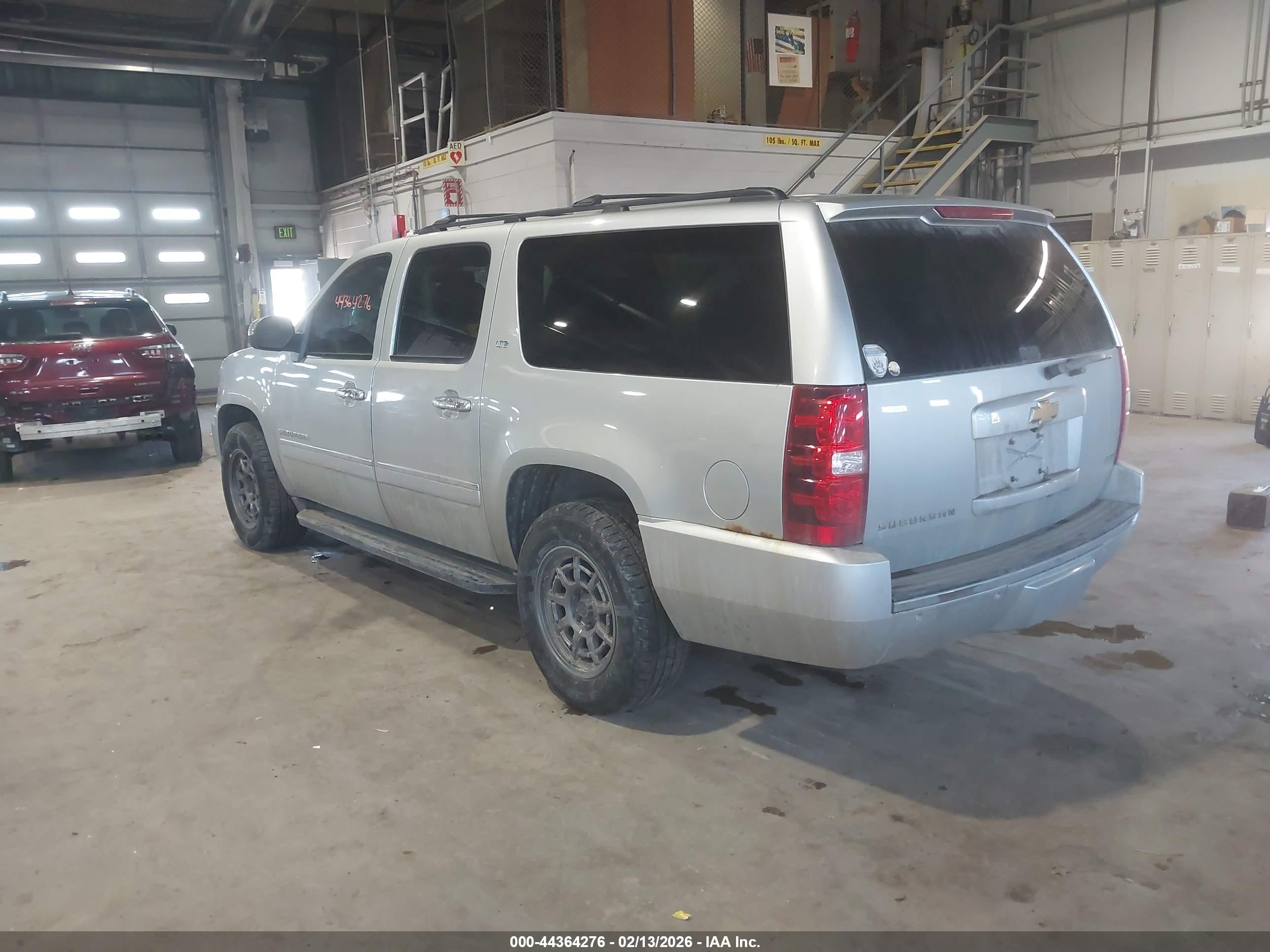 CHEVROLET SUBURBAN image 3