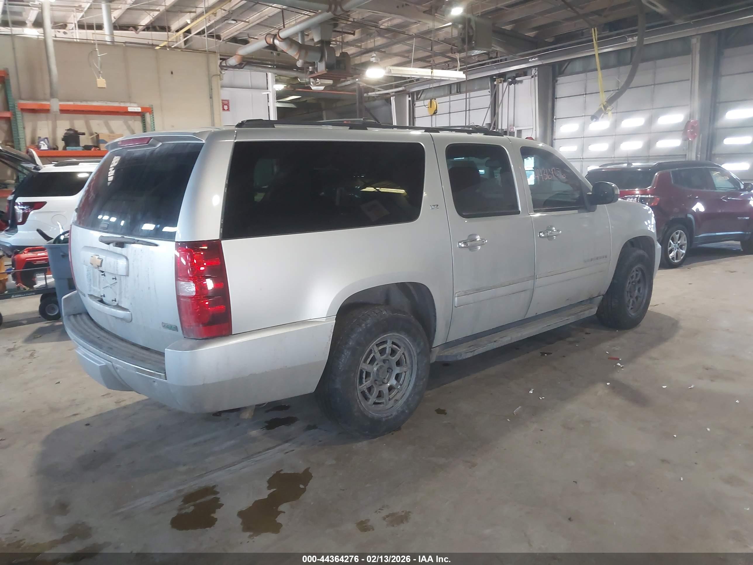 CHEVROLET SUBURBAN image 4