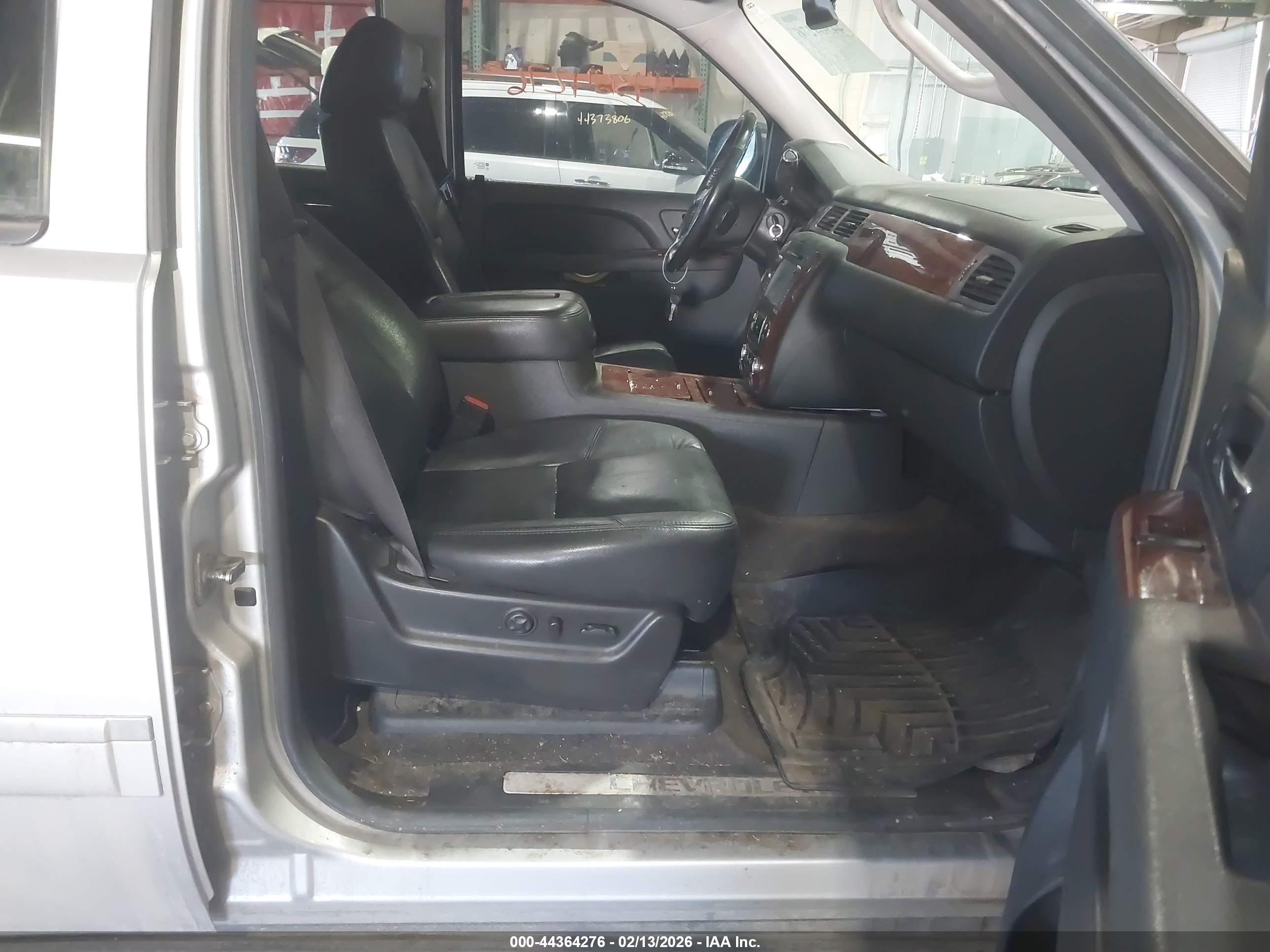 CHEVROLET SUBURBAN image 5