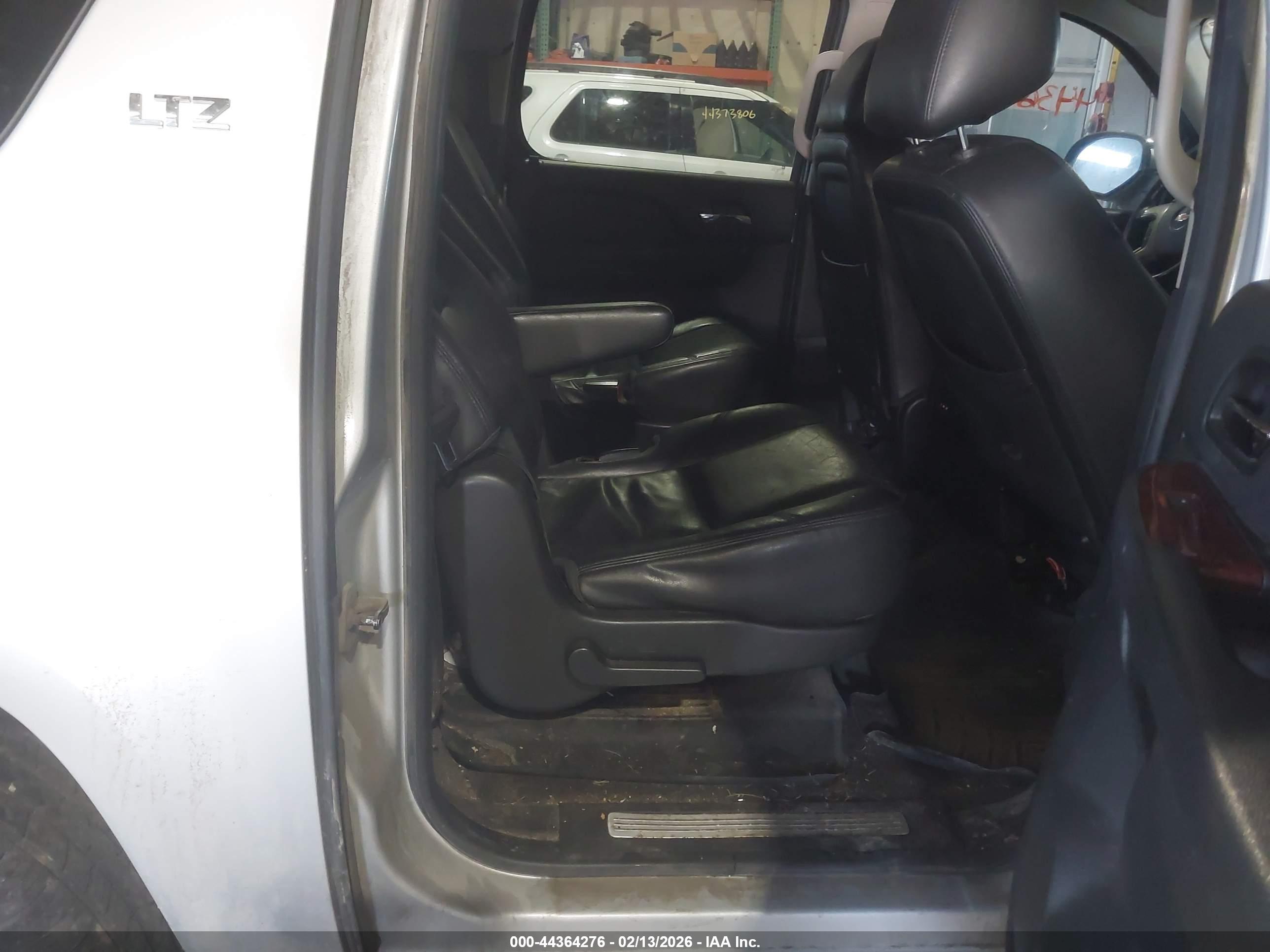 CHEVROLET SUBURBAN image 8