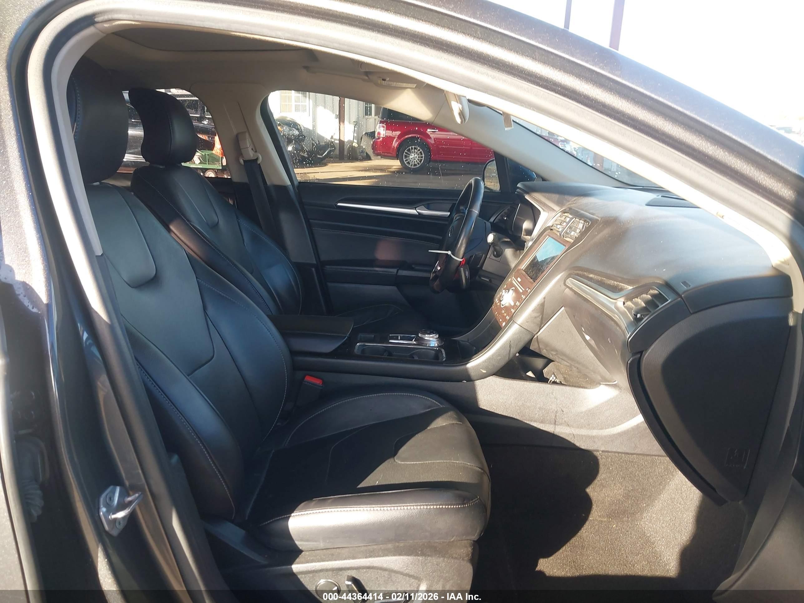 FORD FUSION image 5