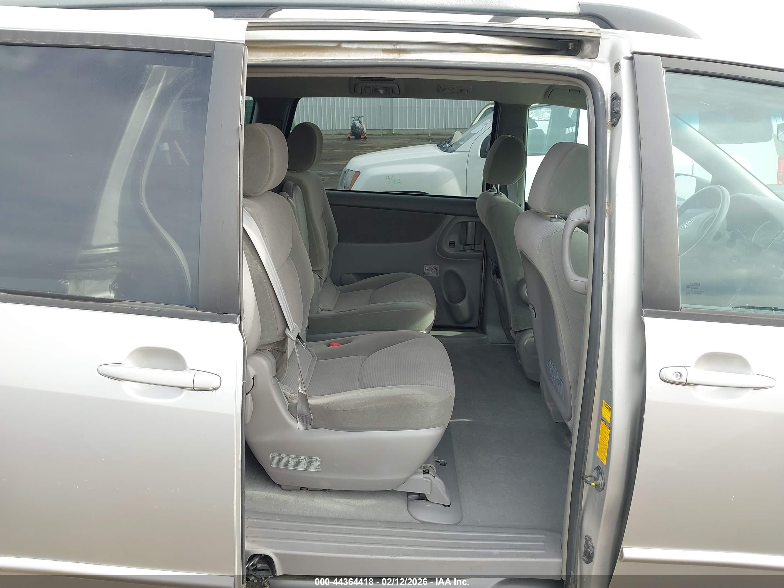 TOYOTA SIENNA image 8