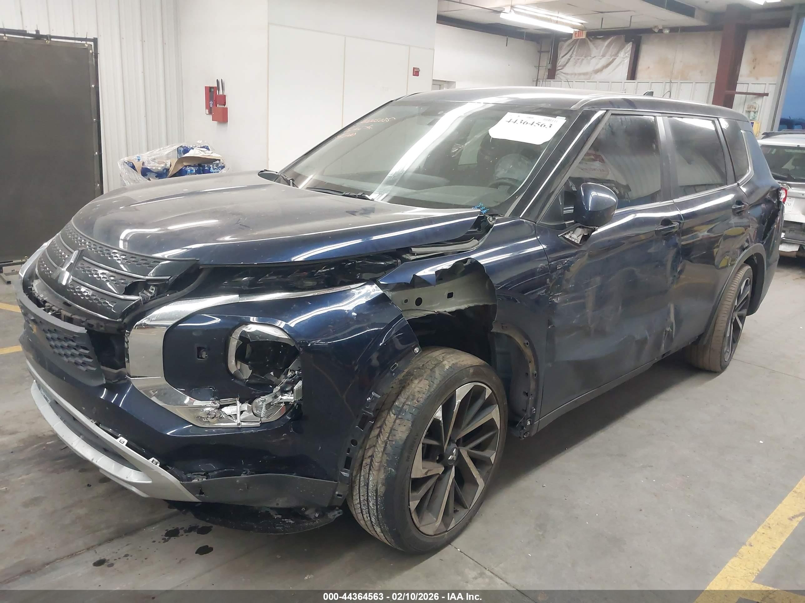 MITSUBISHI OUTLANDER image 2