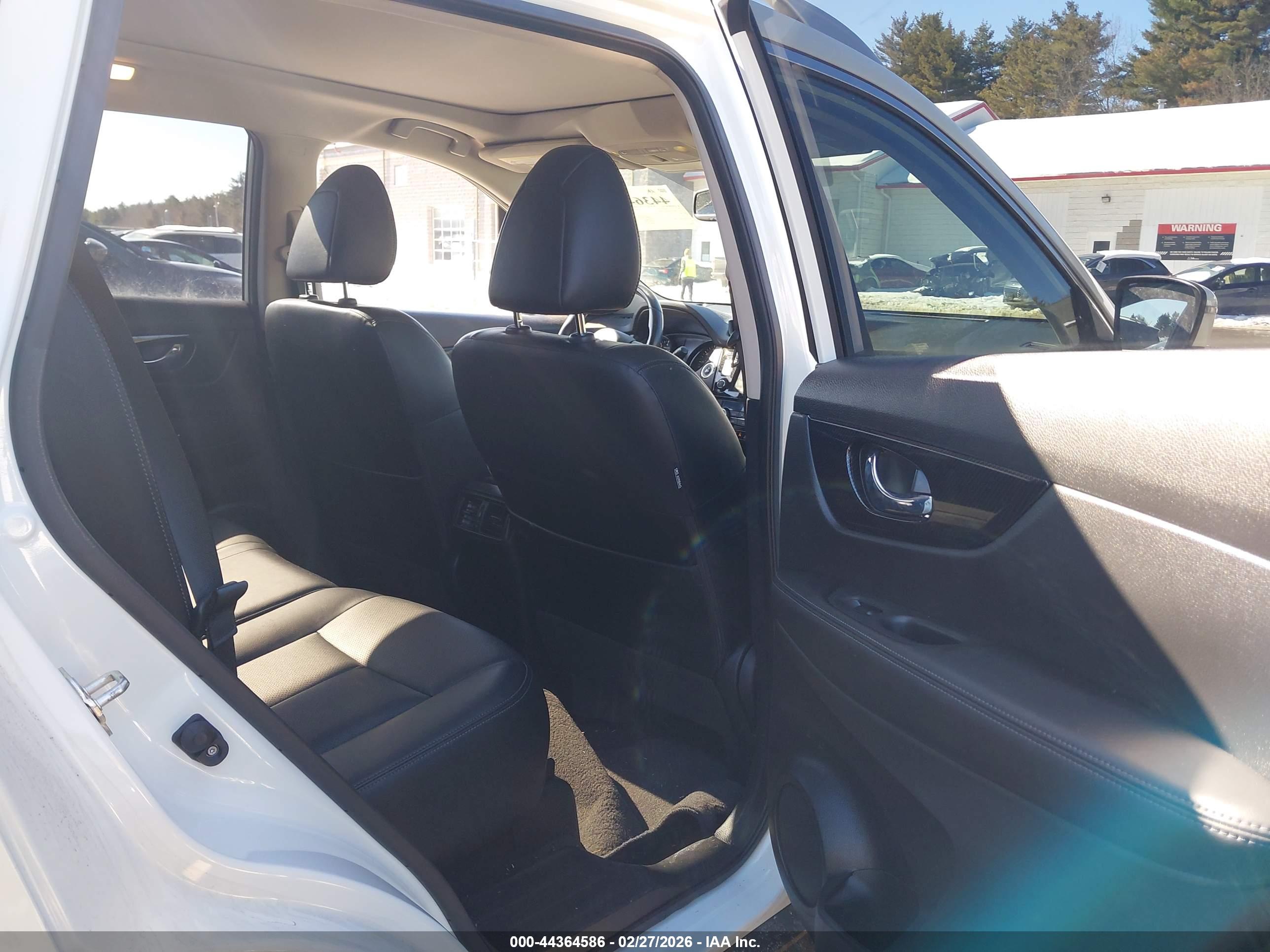 NISSAN ROGUE image 8
