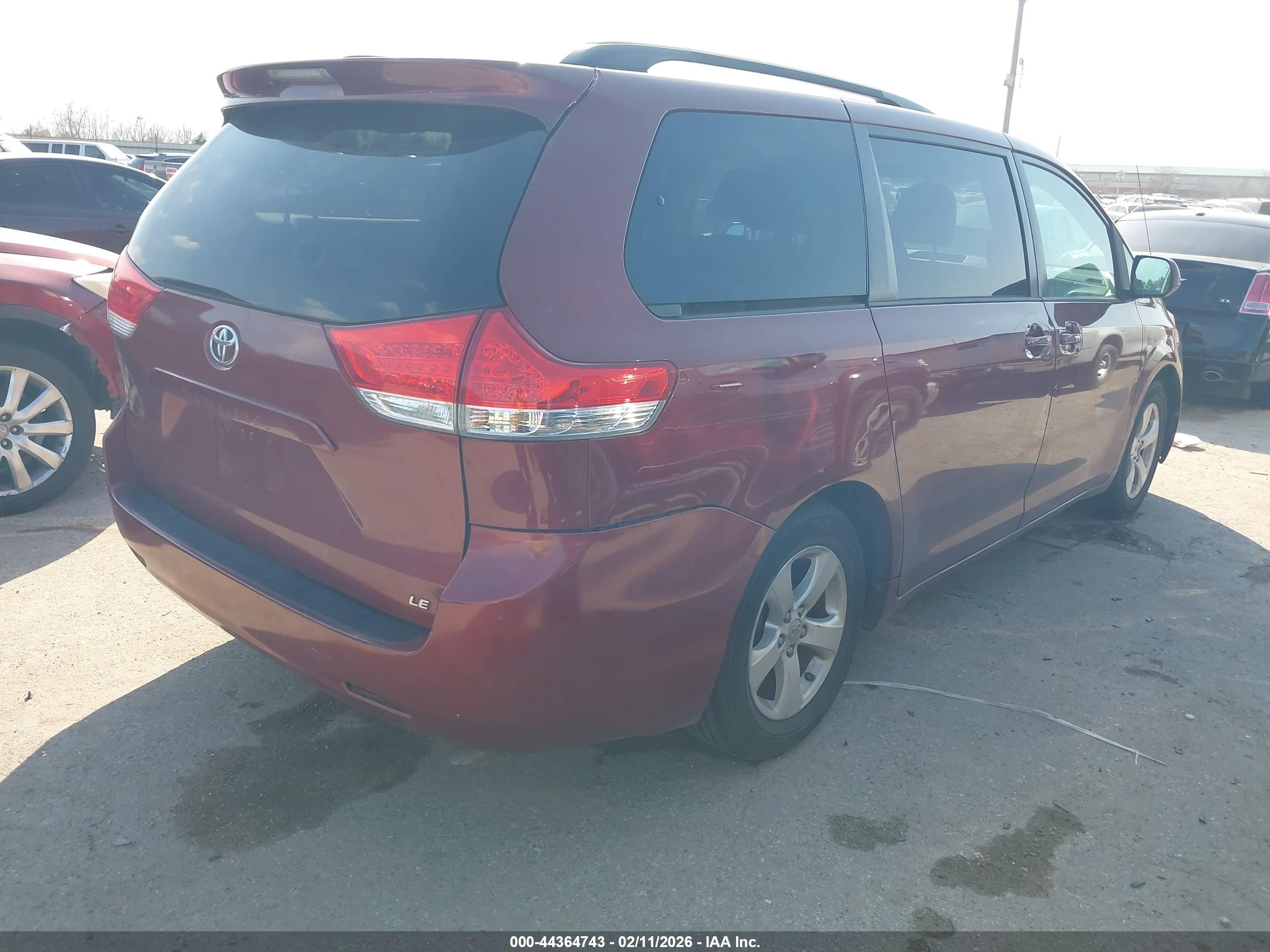 TOYOTA SIENNA image 4