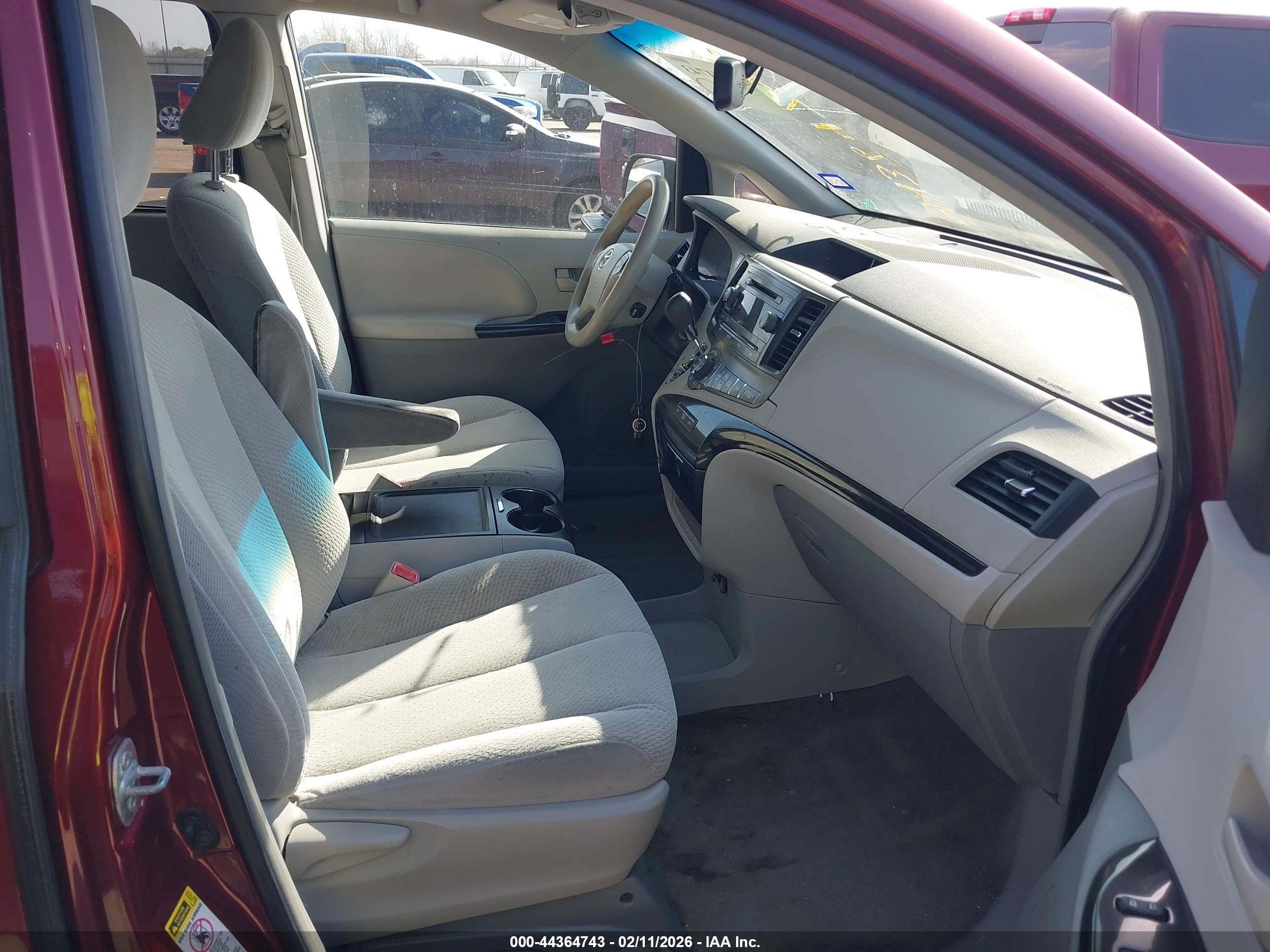 TOYOTA SIENNA image 5