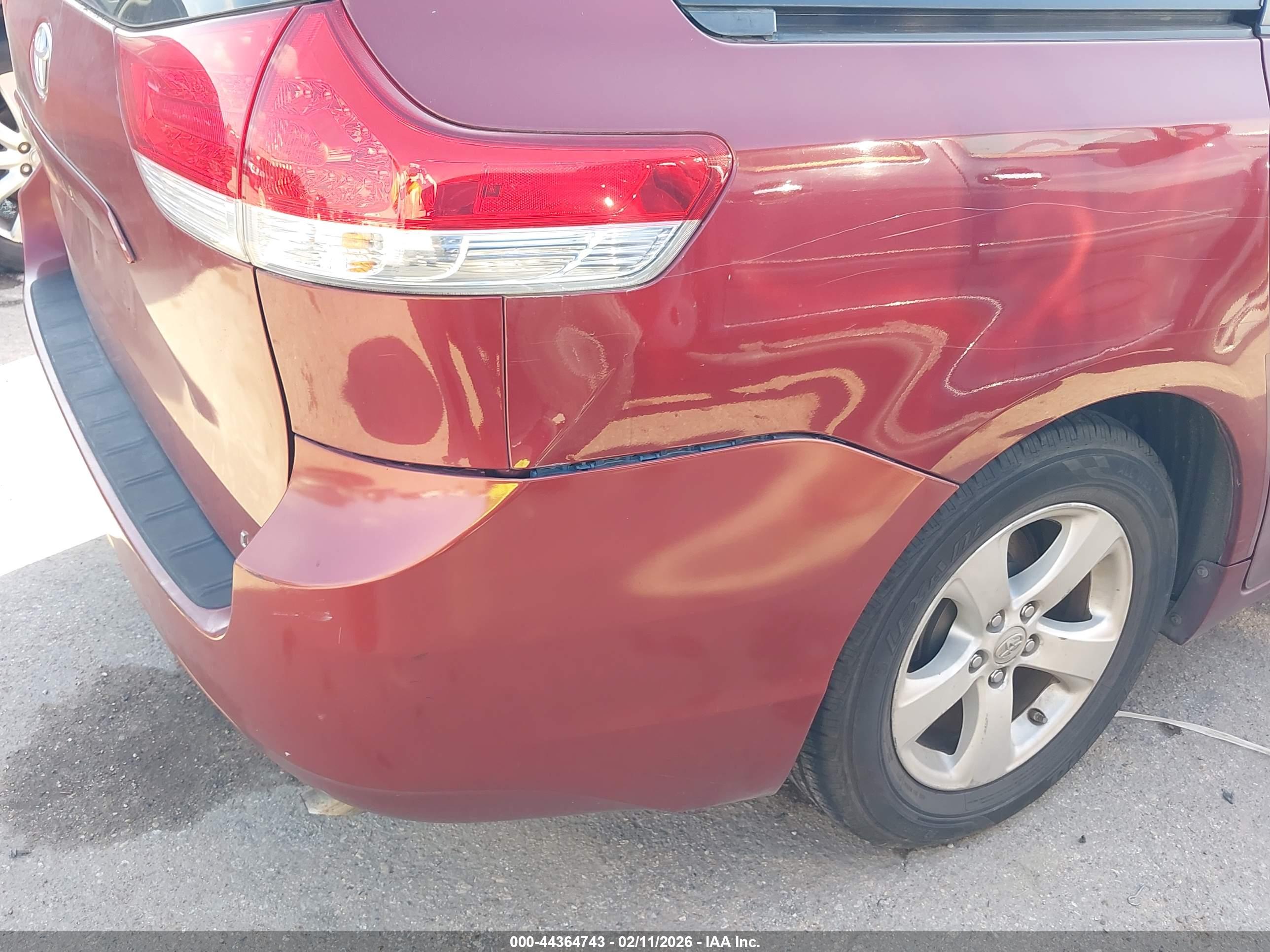 TOYOTA SIENNA image 6