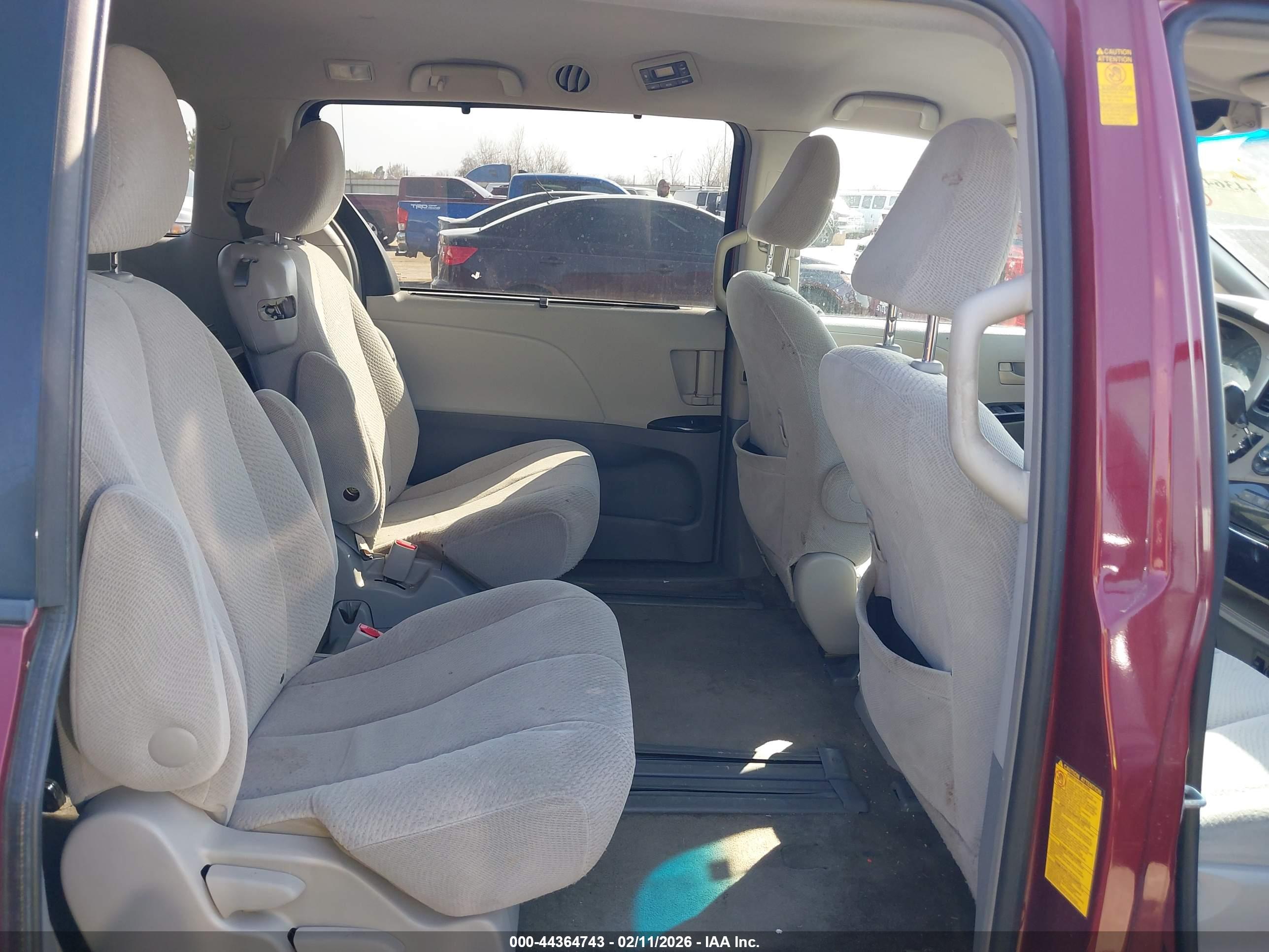 TOYOTA SIENNA image 8