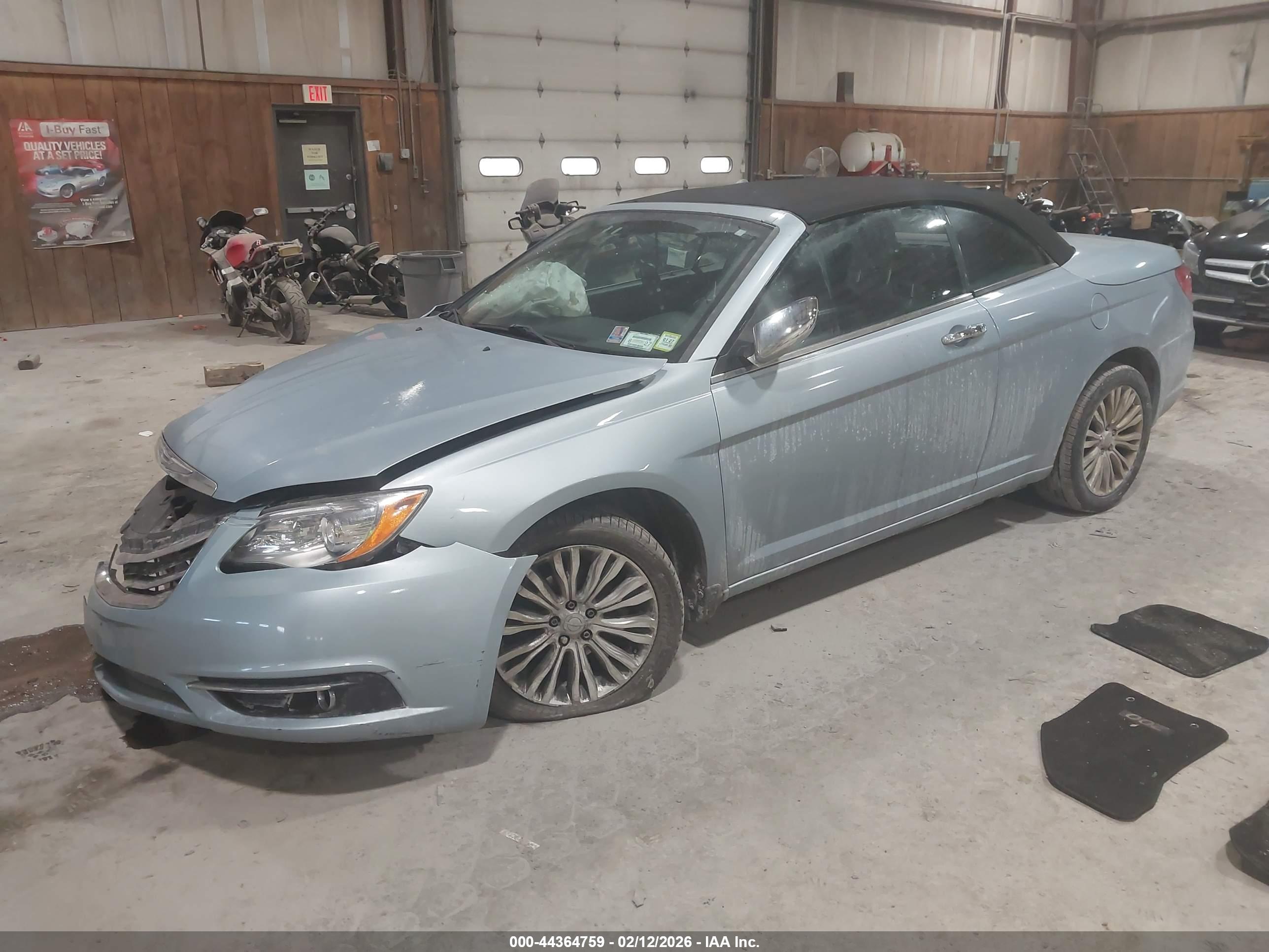 CHRYSLER 200 image 2