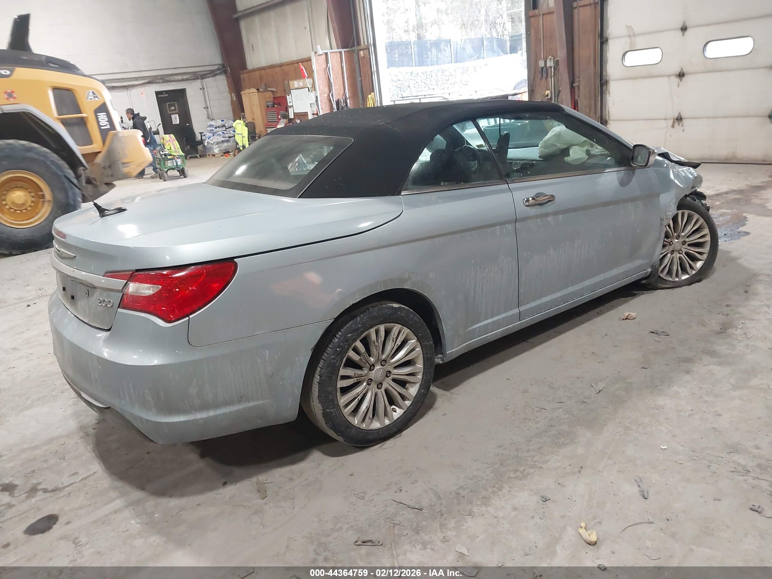 CHRYSLER 200 image 4