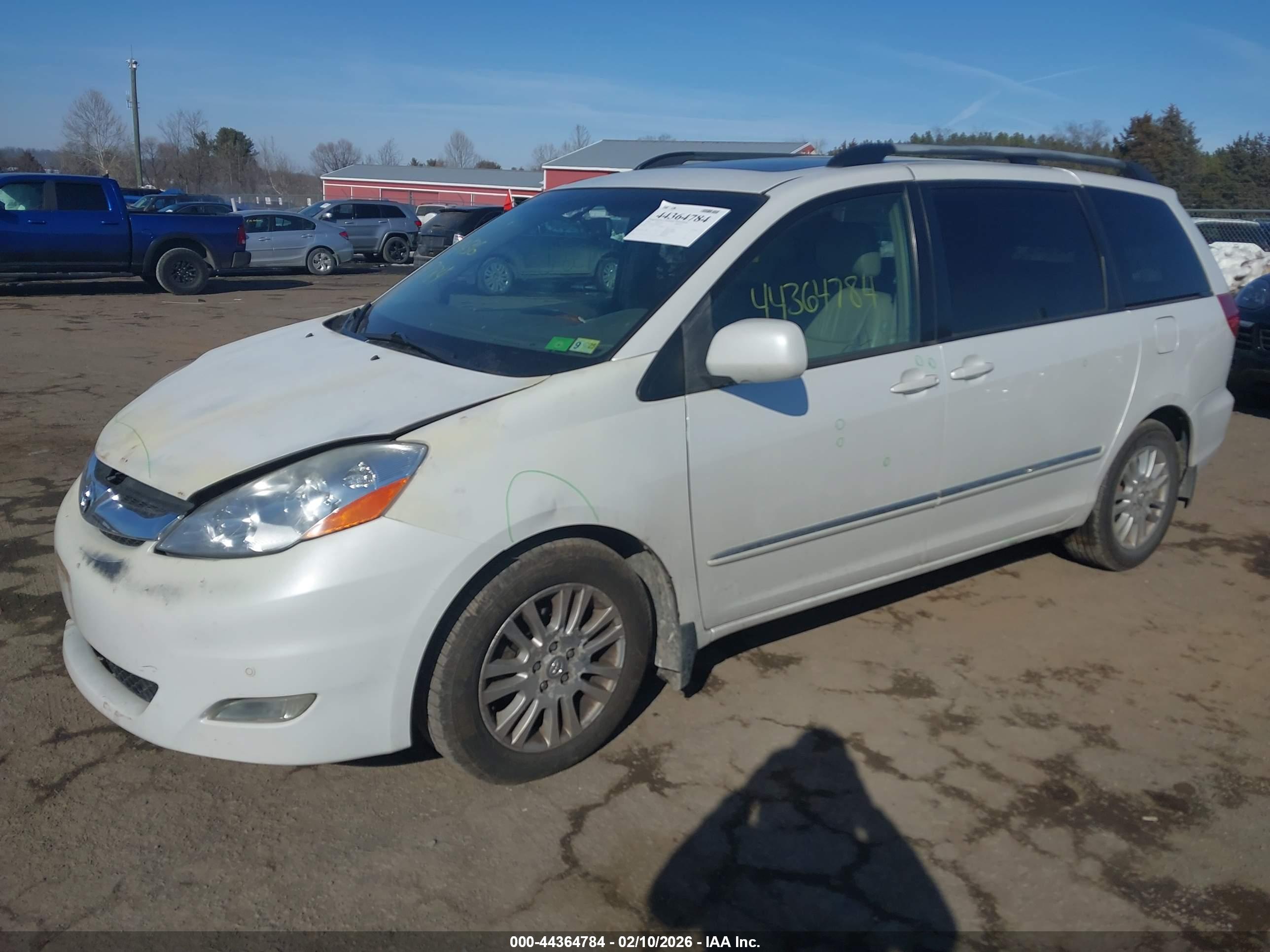 TOYOTA SIENNA image 2