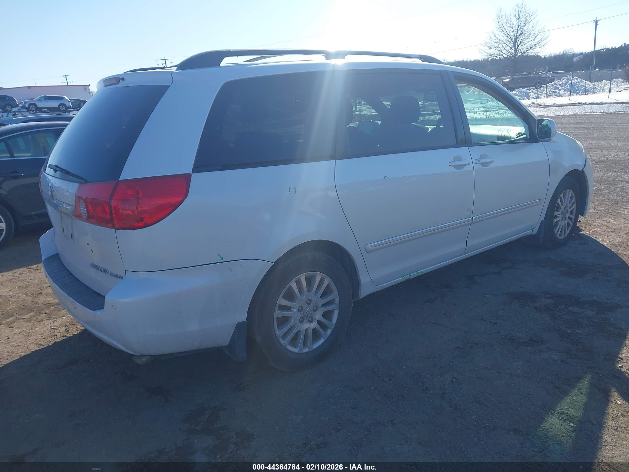 TOYOTA SIENNA image 4
